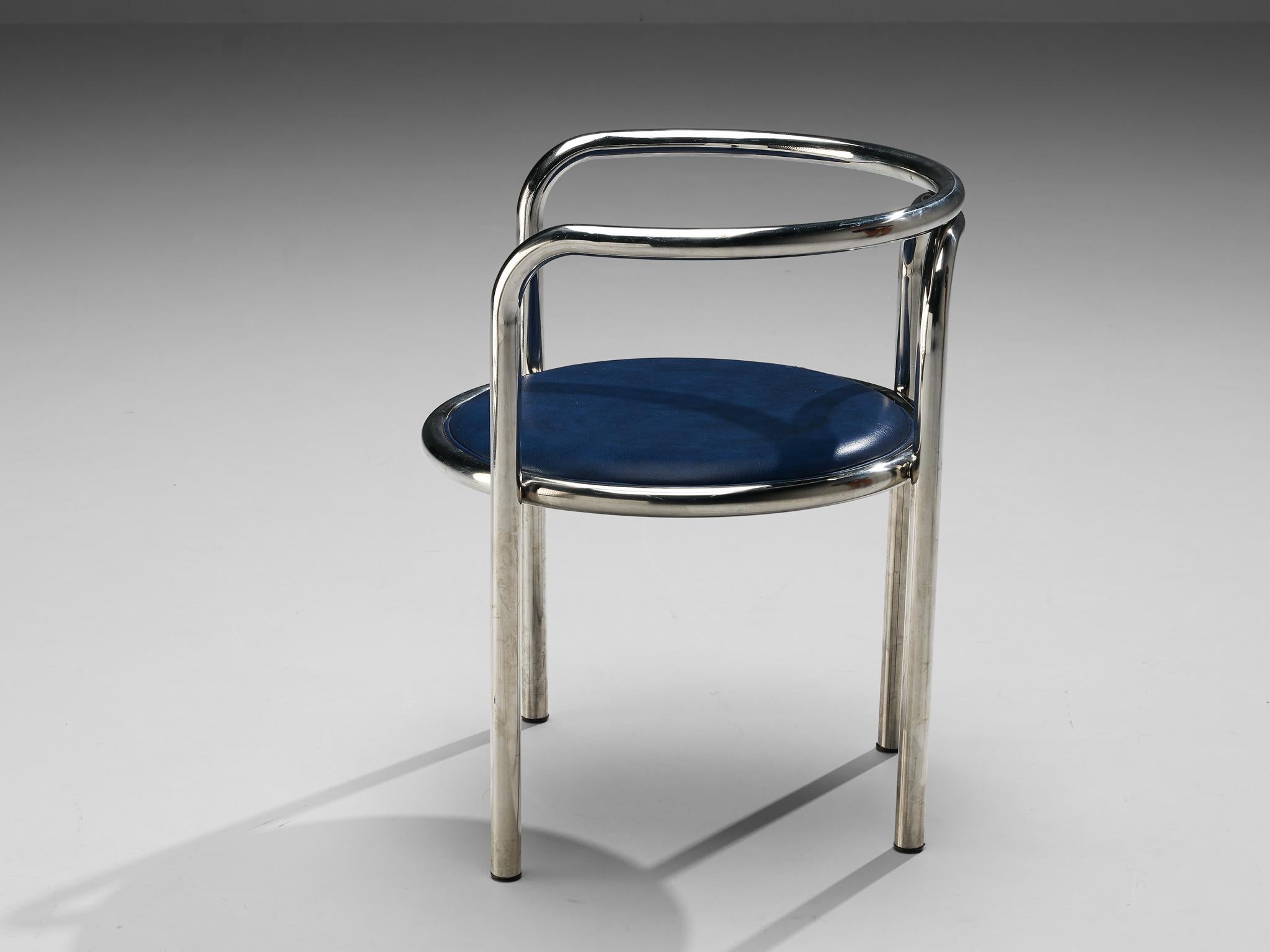 Gae Aulenti pour Zanotta, fauteuil 'Locus Solus', acier tubulaire chromé, simili-cuir bleu, Italie, 1964

Ce fauteuil Locus Solus, conçu par Gae Aulenti et produit par Zanotta, est l'une des pièces de design les plus ludiques d'Aulenti, avec des