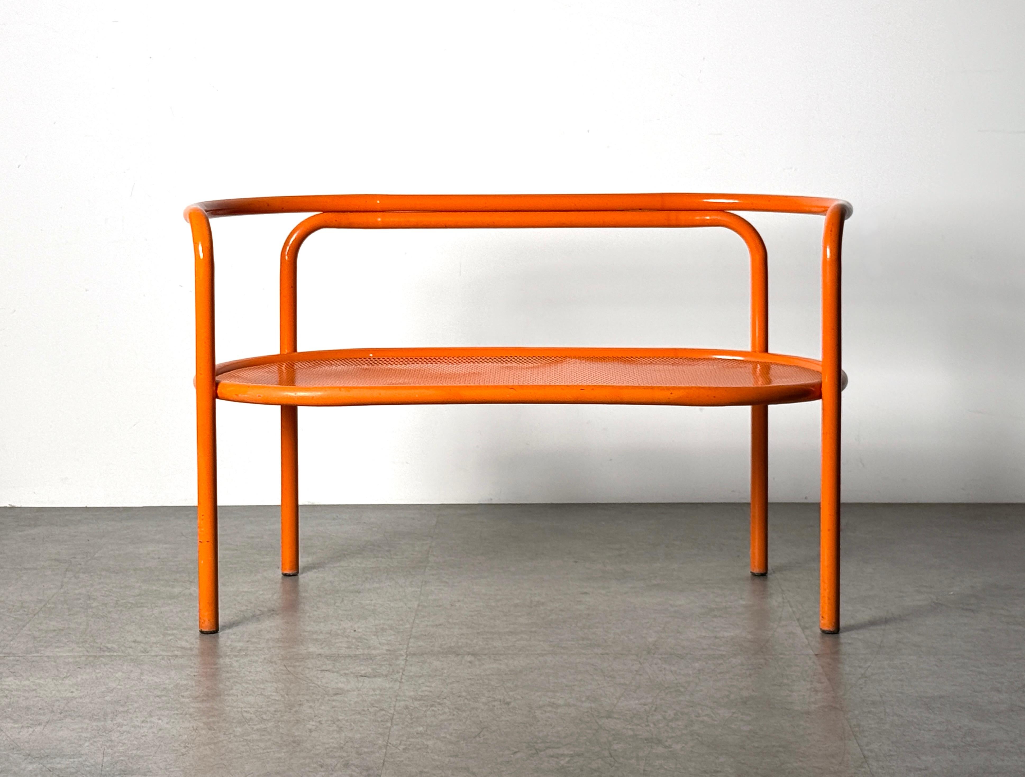Banco de jardín Early Locus Solus diseñado por Gae Aulenti para Poltranova Importado por Stendig
Italia hacia 1964

Armazón de tubo de acero esmaltado en naranja con asiento perforado
Ejemplar original con etiqueta intacta en la parte