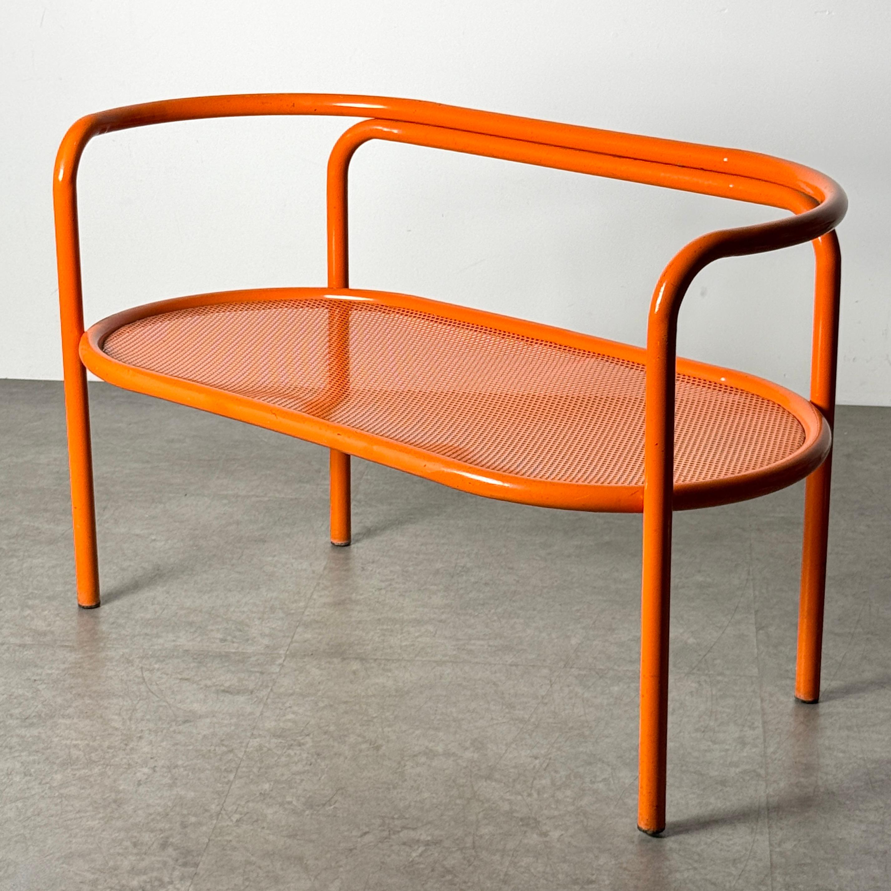 Loveseat de banco tubular de jardín Early Gae Aulenti Locus Solus en naranja Años 60 Moderno de mediados de siglo en venta