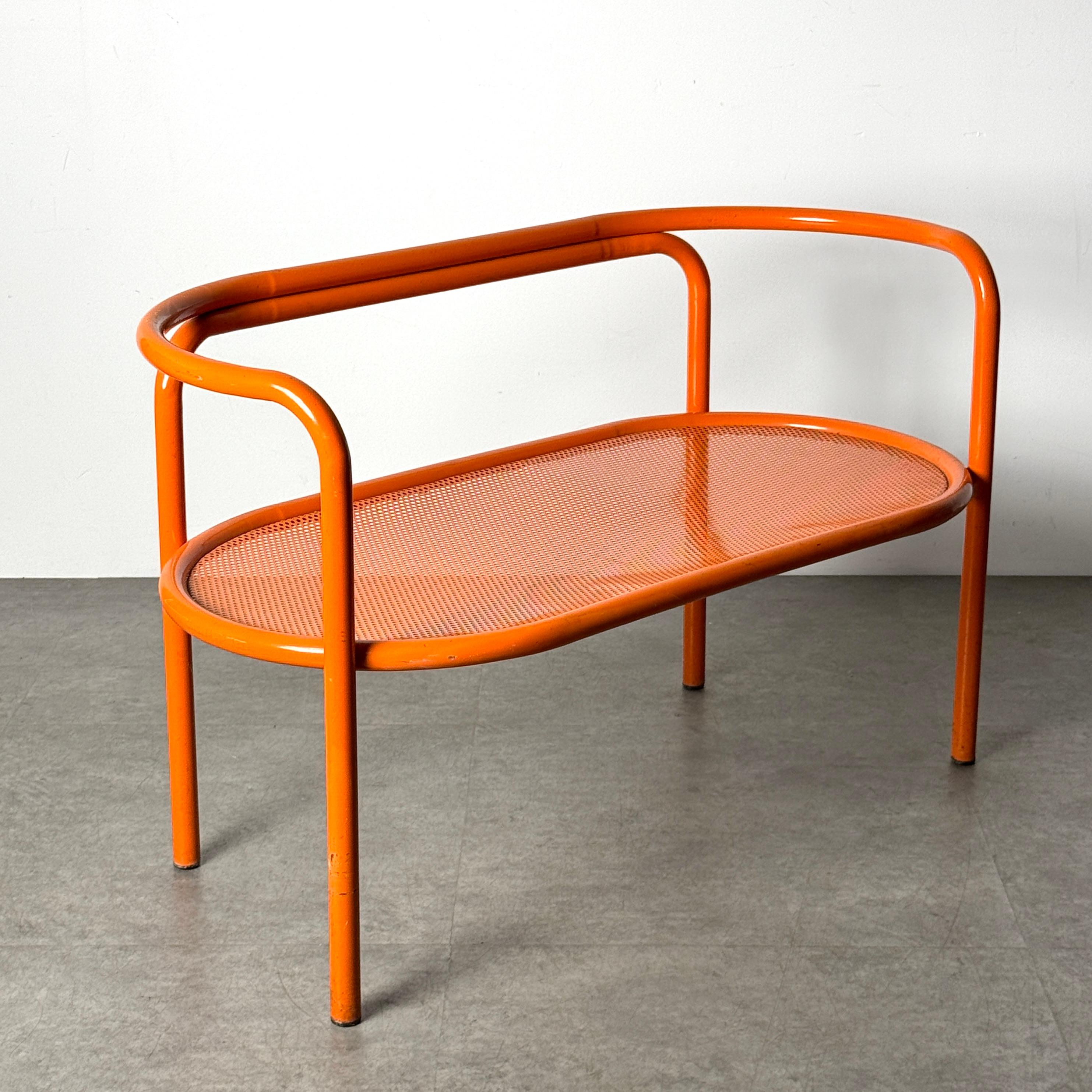 Loveseat de banco tubular de jardín Early Gae Aulenti Locus Solus en naranja Años 60 Italiano en venta