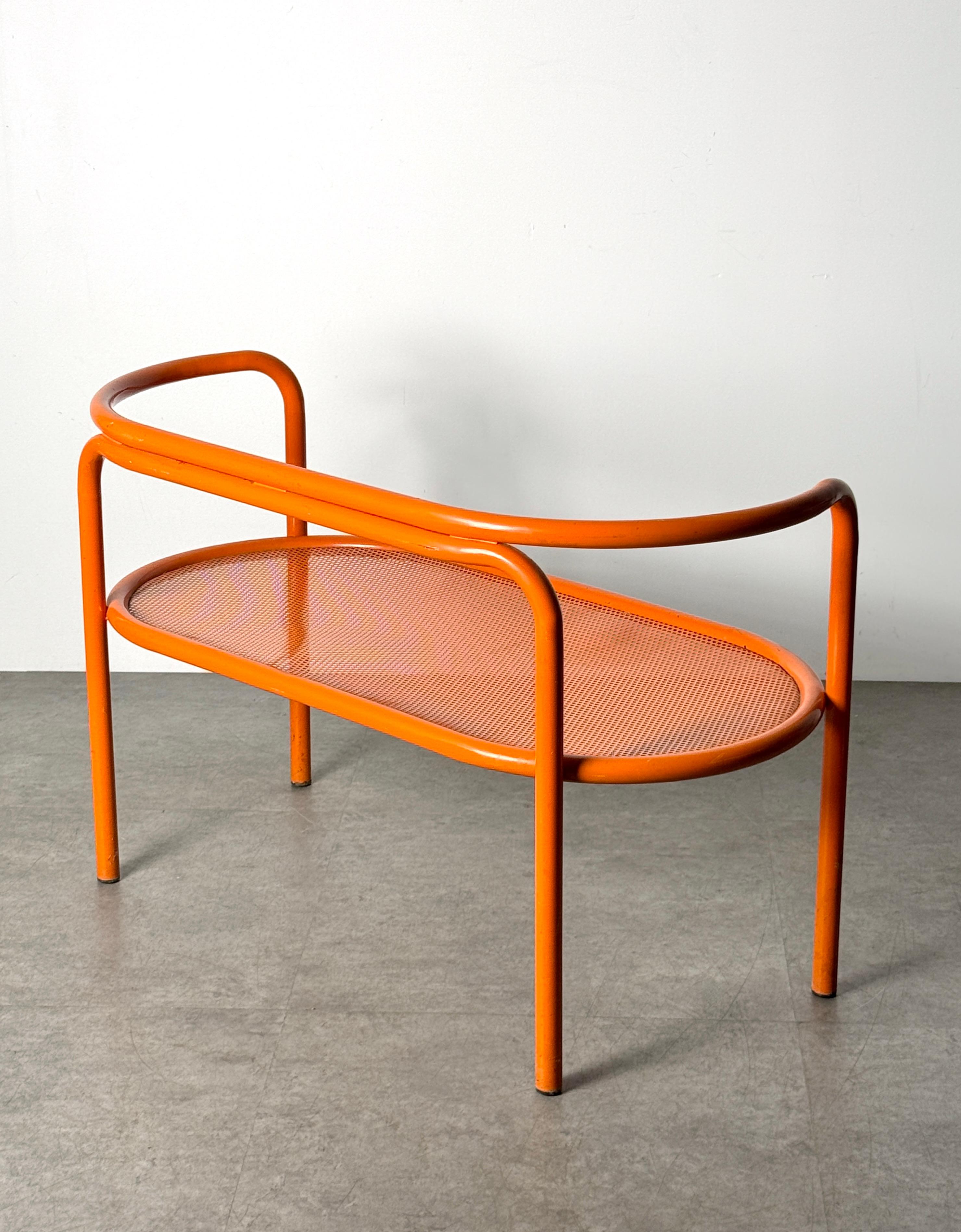 Loveseat de banco tubular de jardín Early Gae Aulenti Locus Solus en naranja Años 60 Esmaltado en venta