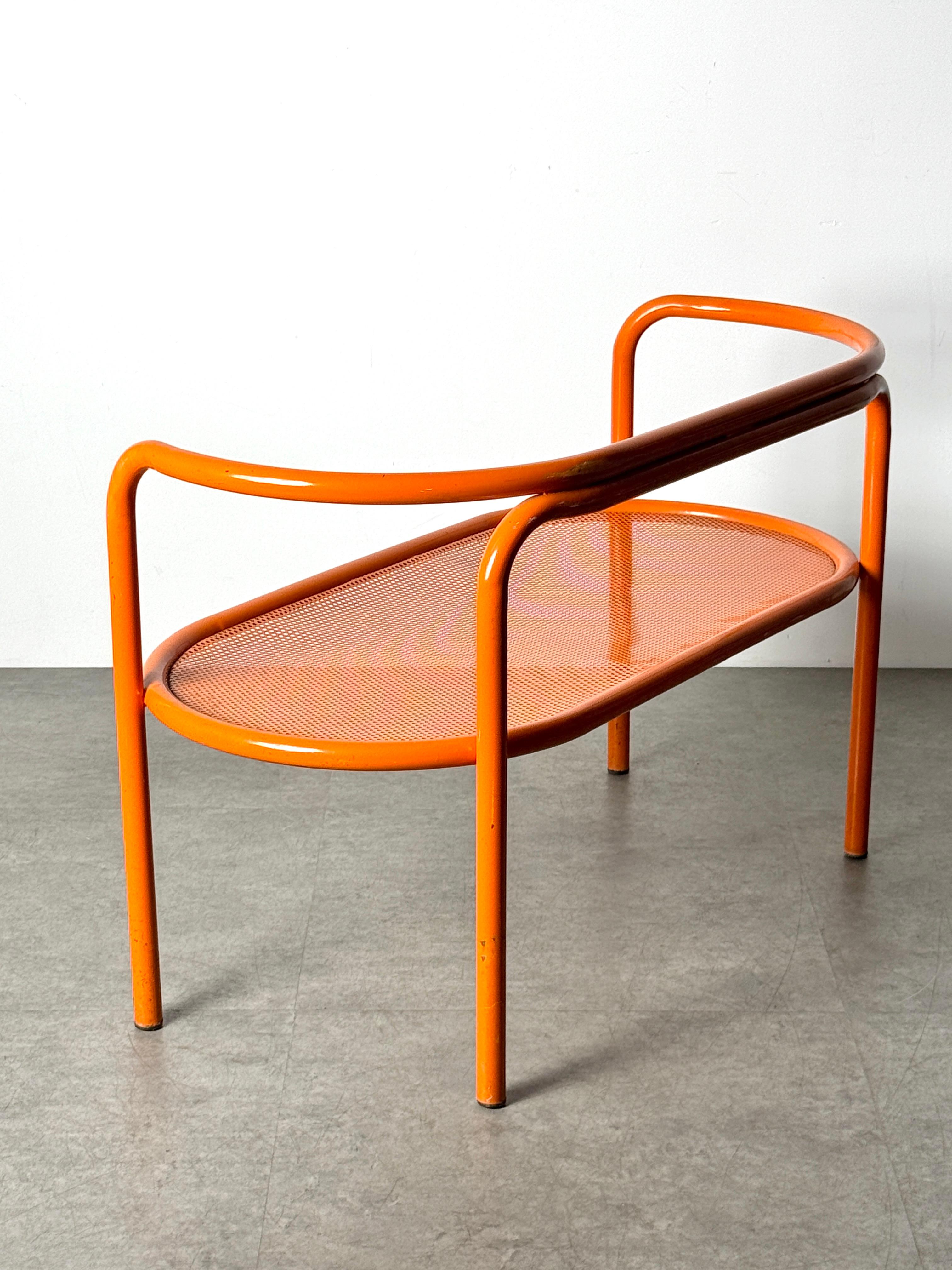 Loveseat de banco tubular de jardín Early Gae Aulenti Locus Solus en naranja Años 60 en Bueno estado para la venta en Troy, MI