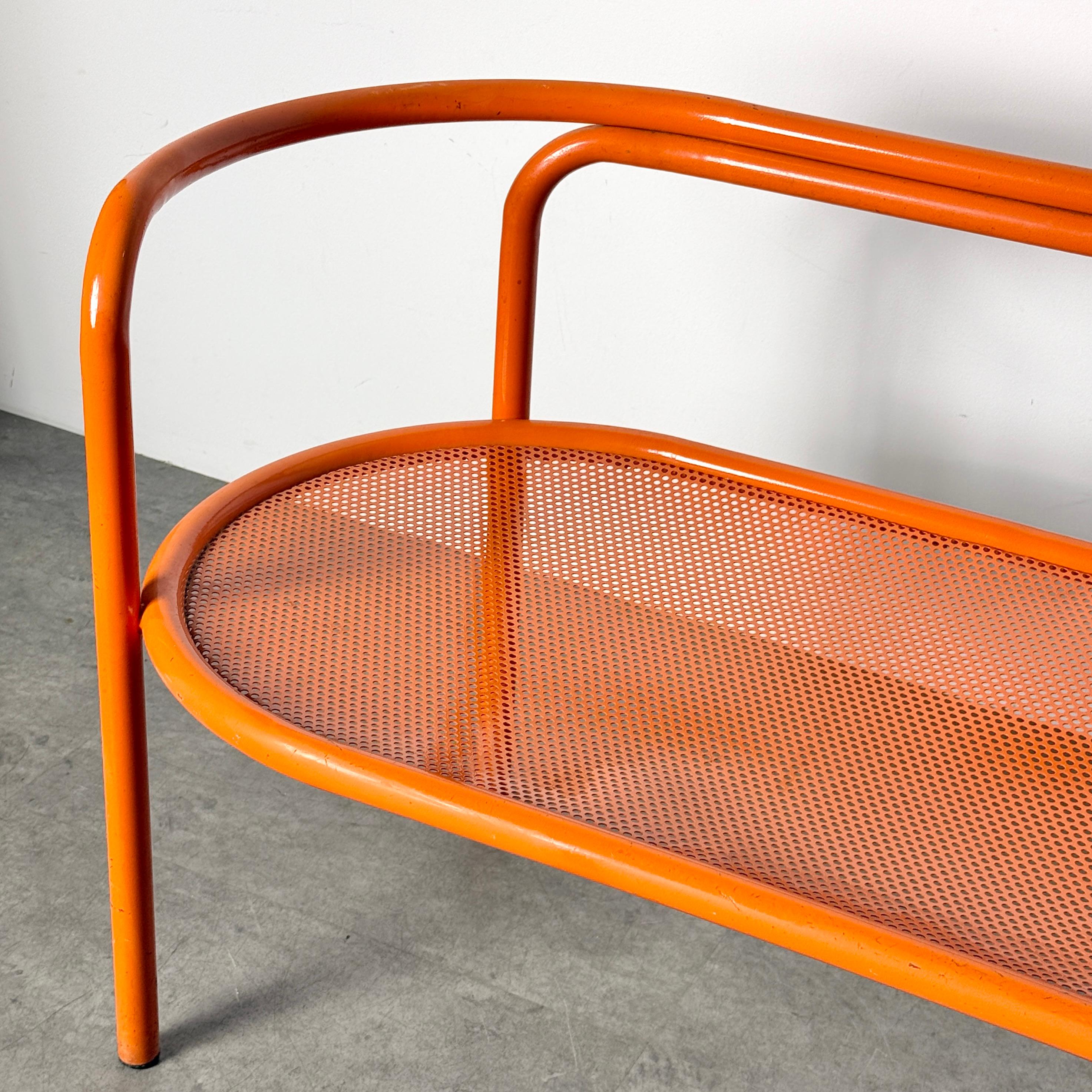 Loveseat de banco tubular de jardín Early Gae Aulenti Locus Solus en naranja Años 60 en venta 1
