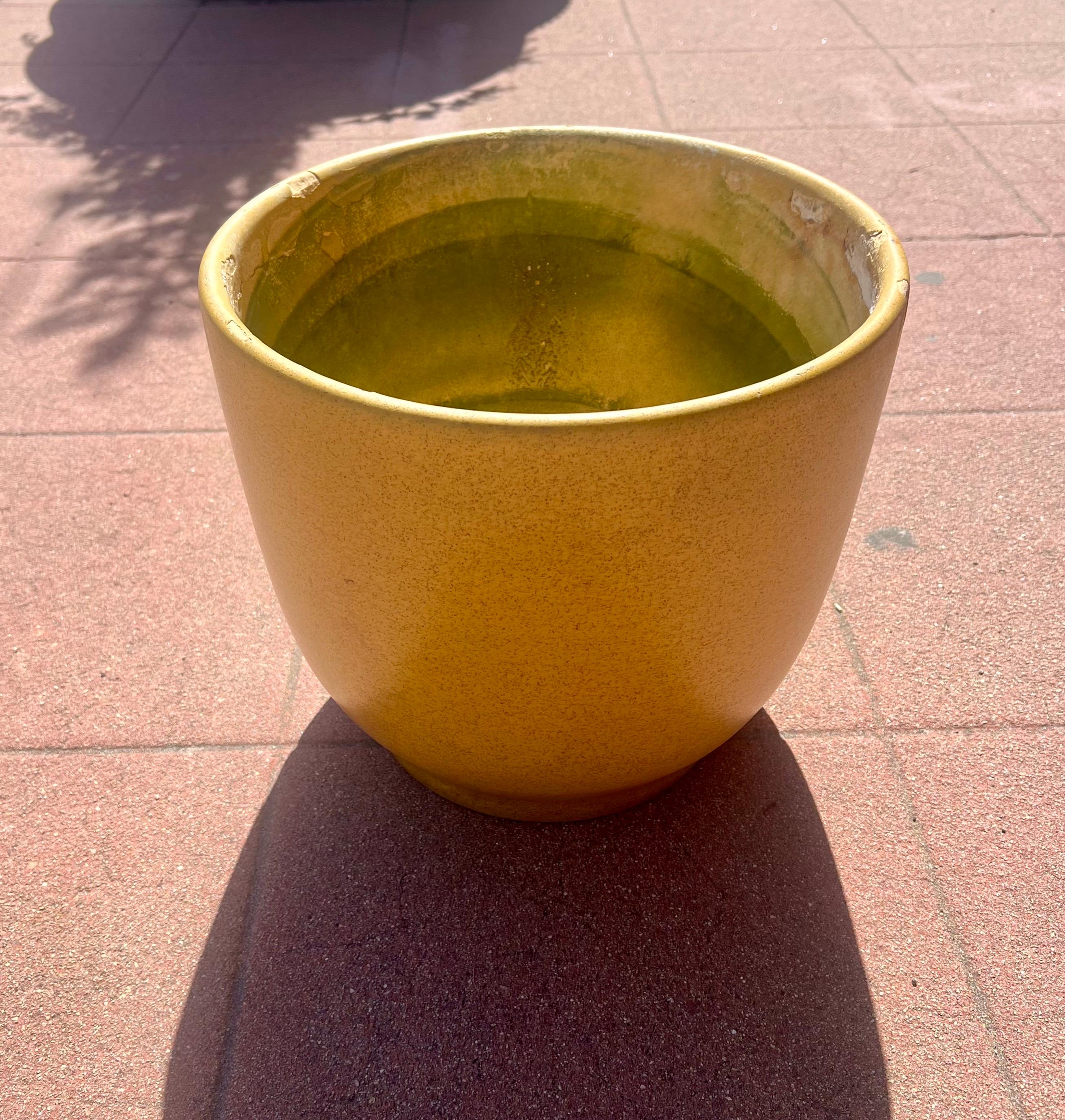 Early Gainey Large Mustard California Mid Century Modern Planter Pot In Fair Condition For Sale In San Diego, CA