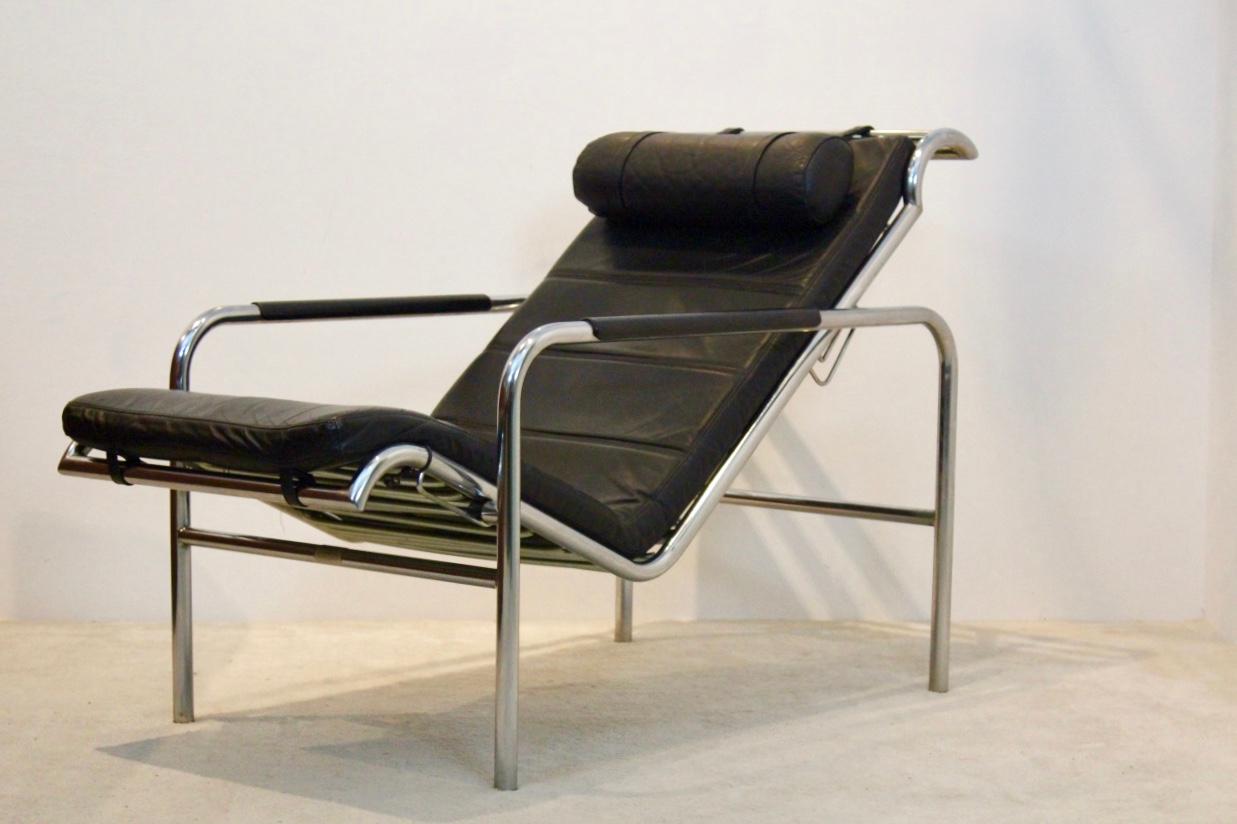 Exquisite Gabriele Mucchi ‘Genni’ chaise lounge designed in 1935 by Gabriele Mucchi for Zanotta. This is an early piece, numbered and with the original cushions and headrest and number. The frame is made from Chromed tubular steel whereas the