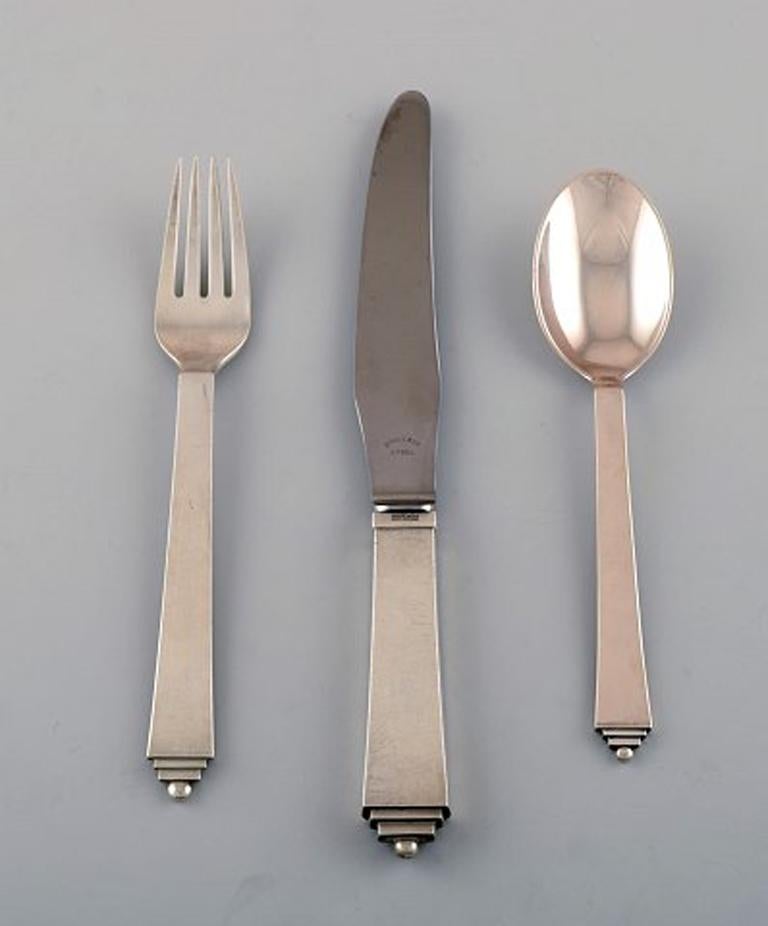 Early Georg Jensen Art Deco Pyramid dinner service of silver for twelve people.
Comprising 12 dinner forks, 12 dinner knives, 12 tablespoons.
Design: Harald Nielsen for Georg Jensen, 1926
Length: Knife 23 cm.
In perfect condition.
Stamped: GI,
