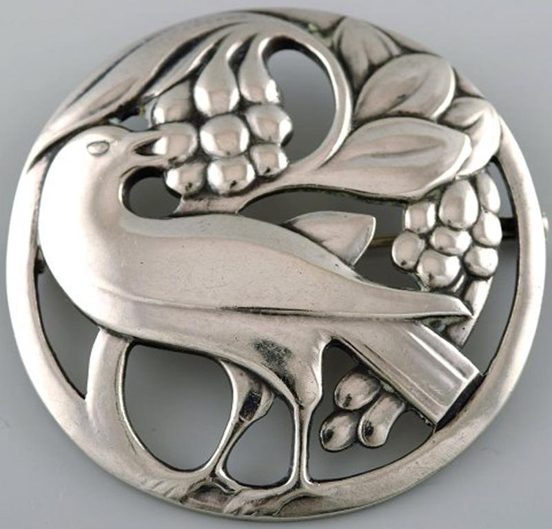 Early Georg Jensen brooch in sterling silver. Design number 53. Bird motif and grapes.
Early stamp: 1933-1944.
In very good condition.
Designed by Georg Jensen in 1908.
Diameter: 5.6 cm.