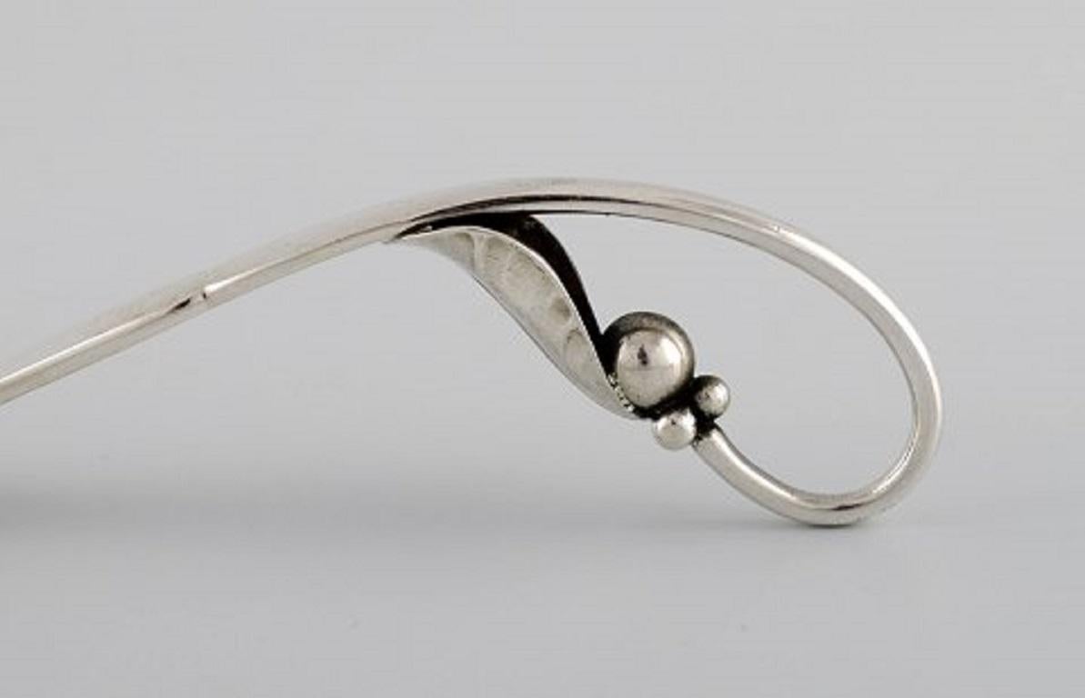 Early Georg Jensen jam spoon in sterling silver. Dated 1904-1914.
Model number 21.
Measures: 13 cm.
Stamped.
In excellent condition.
Our skilled Georg Jensen silver / jeweler can polish all silver and gold so that it appears as new. The price