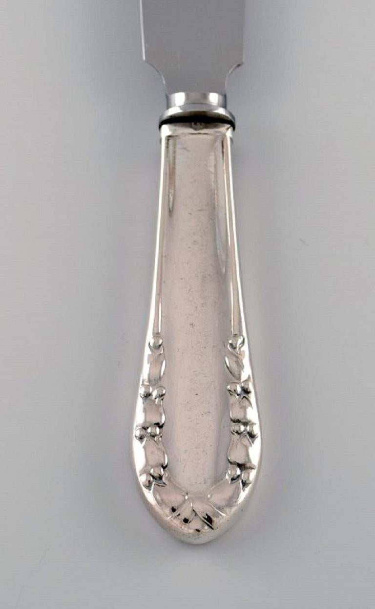 Early Georg Jensen Lily of the Valley cake knife in silver 830 and stainless steel. Dated 1922
Measures: Length: 26 cm.
In excellent condition.
Stamped.
Our skilled Georg Jensen silversmith / goldsmith can polish all silver and gold so that it