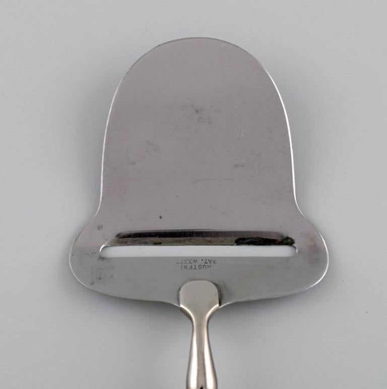 Early Georg Jensen Lily of the Valley cheese slicer in silver 830 and stainless steel. Dated 1915-1930.
Measures: Length: 20.5 cm.
In excellent condition.
Stamped.
Our skilled Georg Jensen silversmith / goldsmith can polish all silver and gold