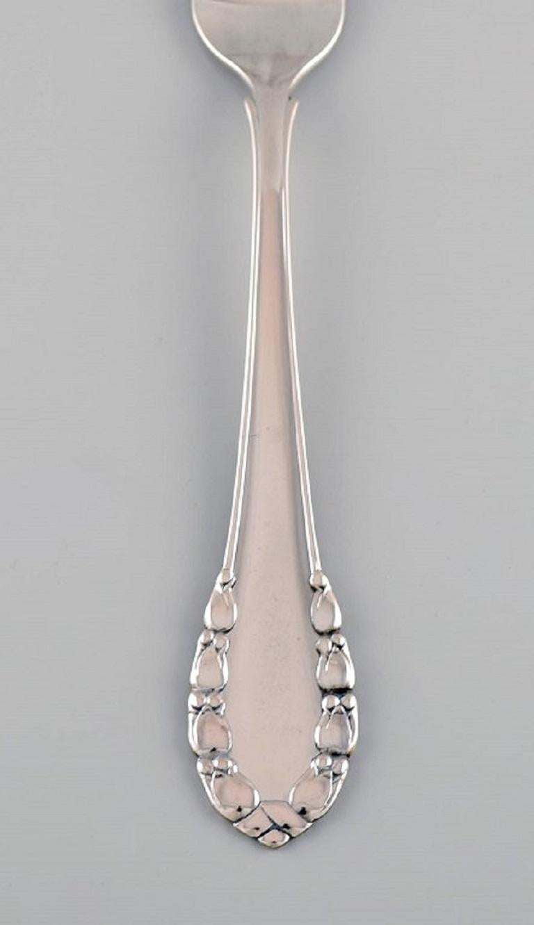 Early Georg Jensen Lily of the Valley dinner fork in silver 830. Dated 1915-1930. 
16 forks are available.
Measure: Length: 20.5 cm.
In excellent condition.
Stamped.
Our skilled Georg Jensen silversmith / goldsmith can polish all silver and