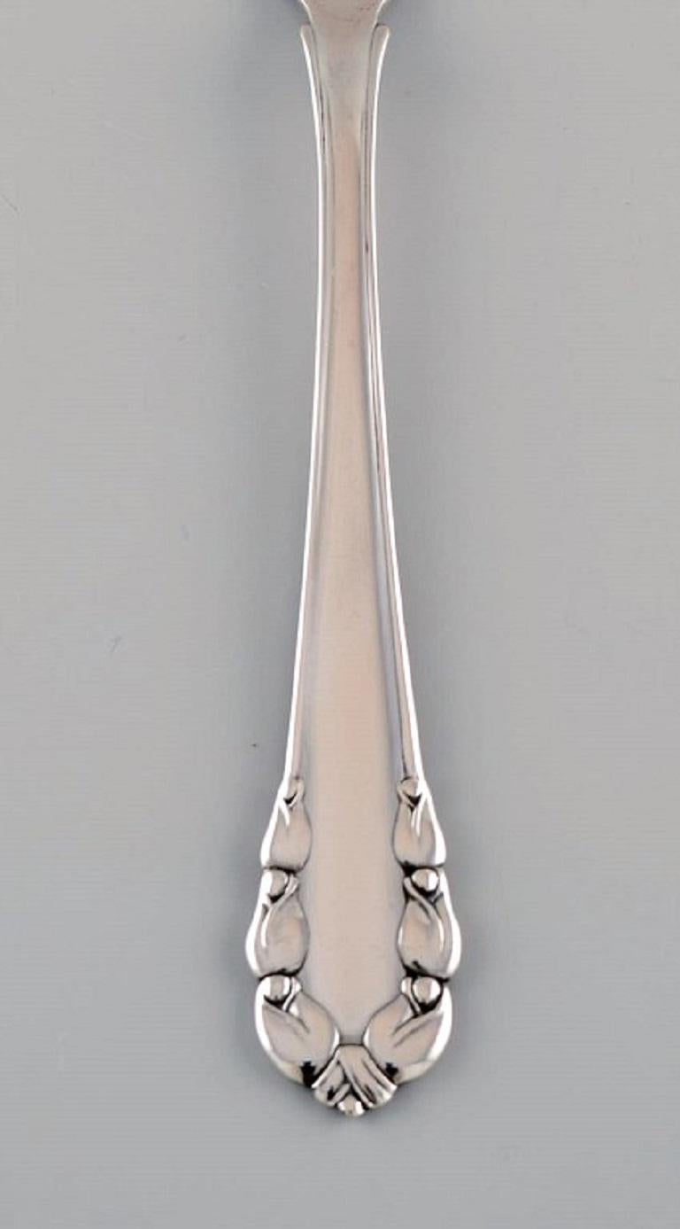 Early Georg Jensen Lily of the Valley fish knife in solid silver 830. Dated 1915-1930. 
Six knives are available.
Measures: Length: 20.7 cm.
In excellent condition.
Stamped.
Our skilled Georg Jensen silversmith / goldsmith can polish all silver