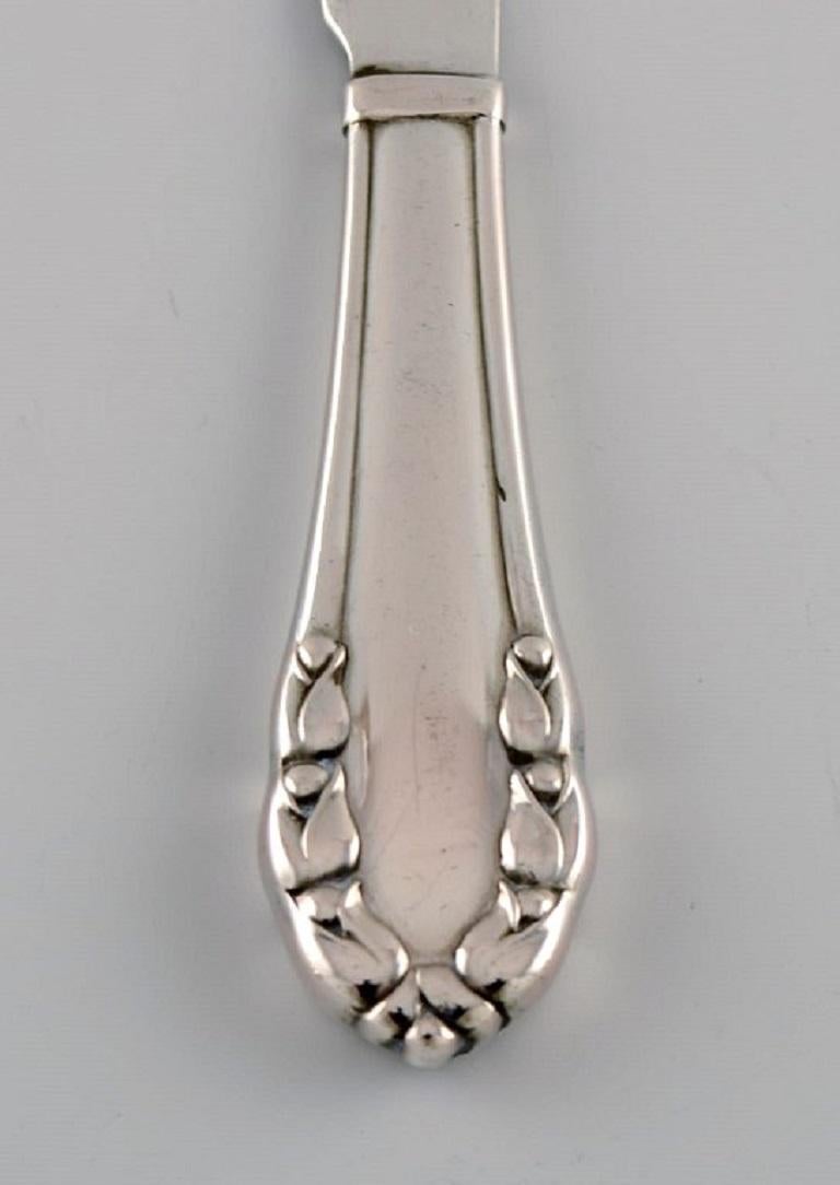 Early Georg Jensen Lily of the Valley fruit / butter knife in solid silver 830. 
Dated 1927.
Measures: Length: 15.2 cm.
In excellent condition.
Stamped.
Our skilled Georg Jensen silversmith / goldsmith can polish all silver and gold so that it