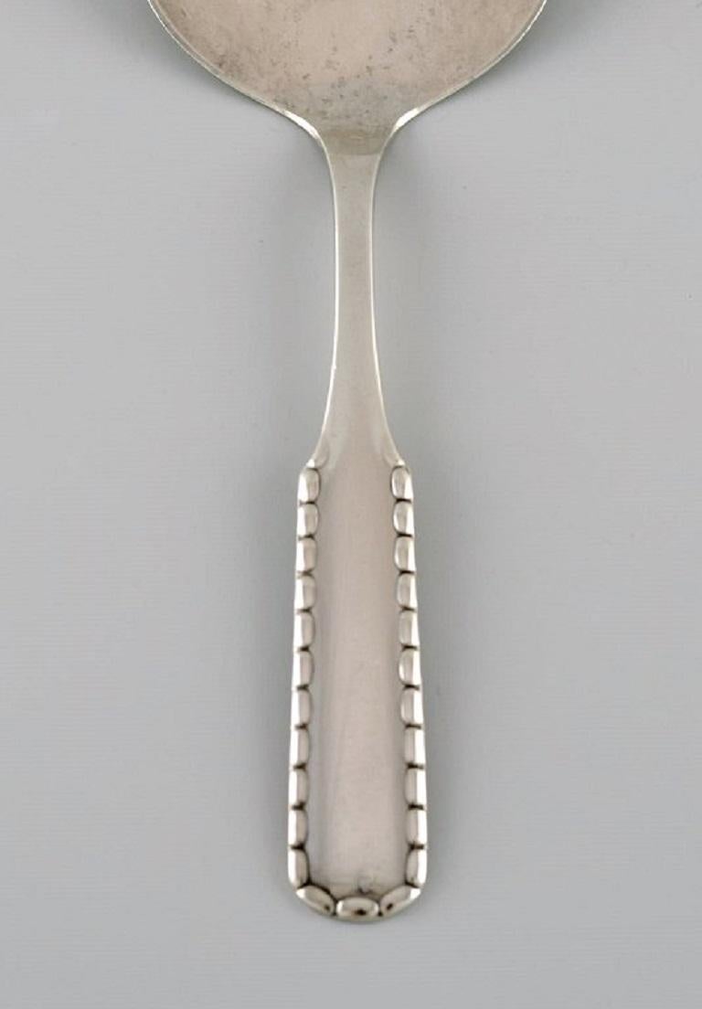 Early Georg Jensen Rope serving spade in silver 830. 
Dated 1915-1930.
Length: 15 cm.
In excellent condition.
Stamped.
Our skilled Georg Jensen silversmith / goldsmith can polish all silver and gold so that it appears new. The price is very