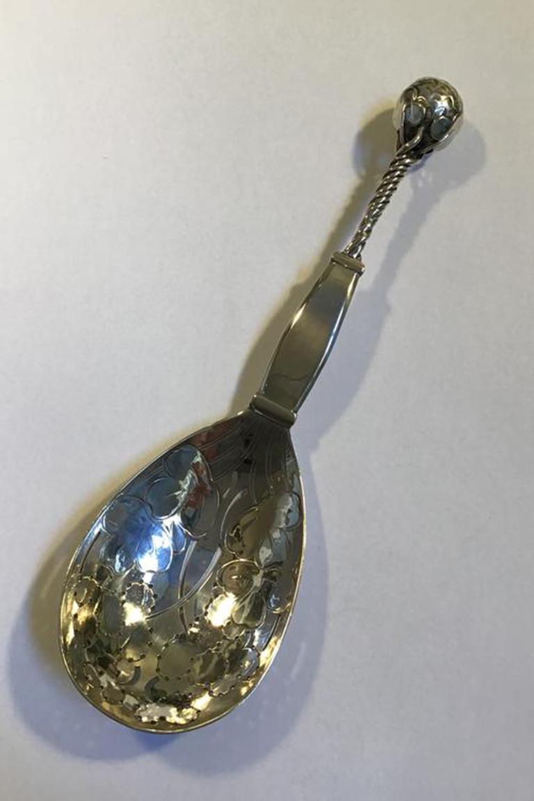 Cucchiaio ornamentale in argento Georg Jensen n. 35 (1909-14).

Misura 20 cm (7 7/8 in).