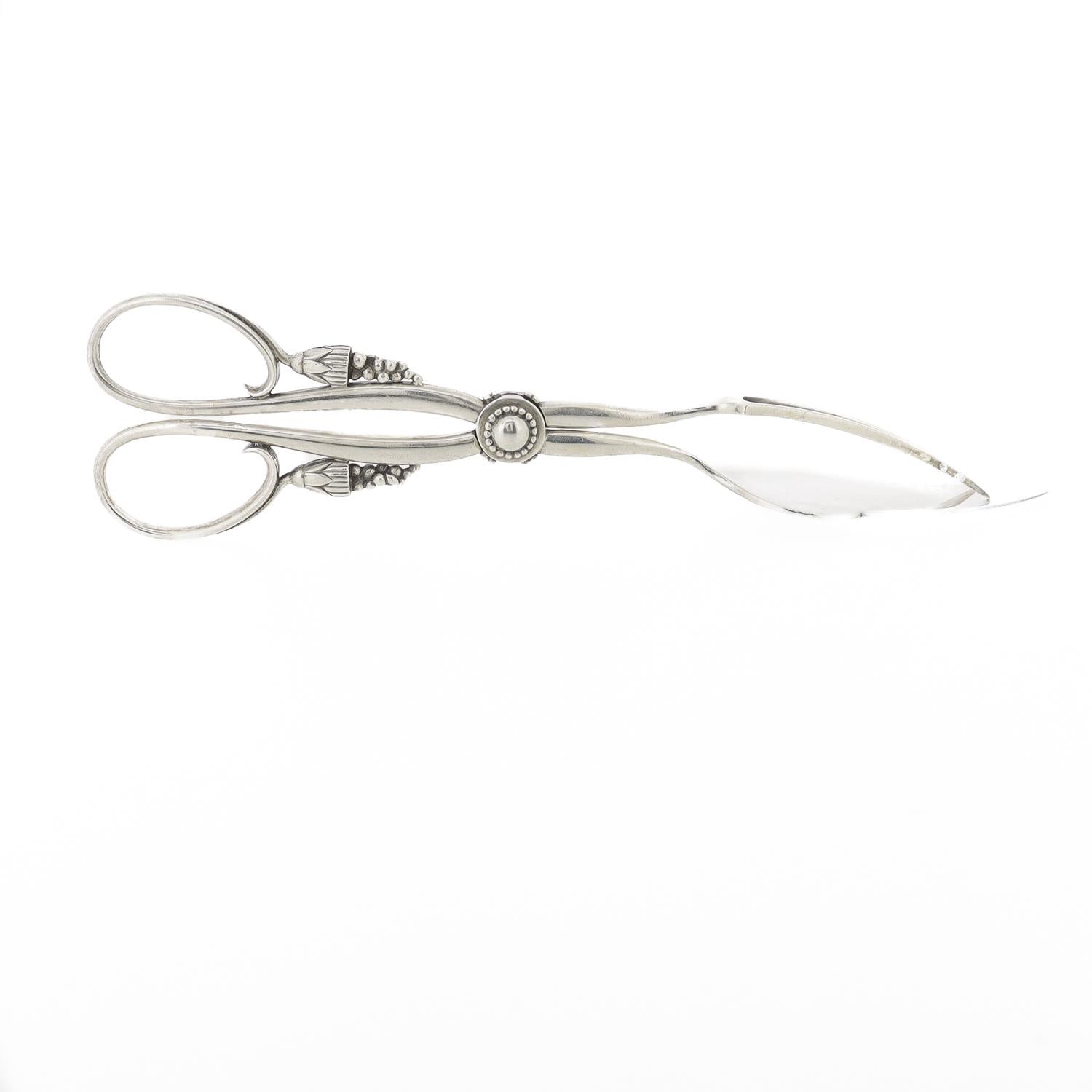 Early Georg Jensen Sterling Silver Ornamental Sandwich Tongs No. 30 In Good Condition For Sale In Philadelphia, PA