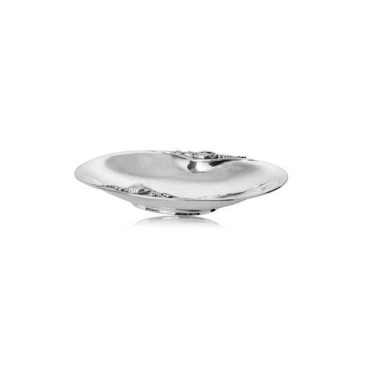 A very early sterling silver Georg Jensen oval Blossom/Magnolia dish on a small foot, design #2B by Georg Jensen from 1904.

Additional information:
Material: Sterling silver
Styles: Art Nouveau
Hallmarks: Vintage 1930’s Georg Jensen