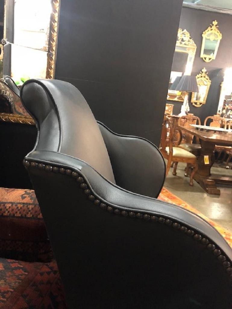 An Early George I Walnut and Black Leather Upholstered Wingback Armchair In Good Condition For Sale In Armadale, Victoria