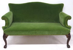 Canapé du début de George II, vers 1730, en velours de mohair vert mousse