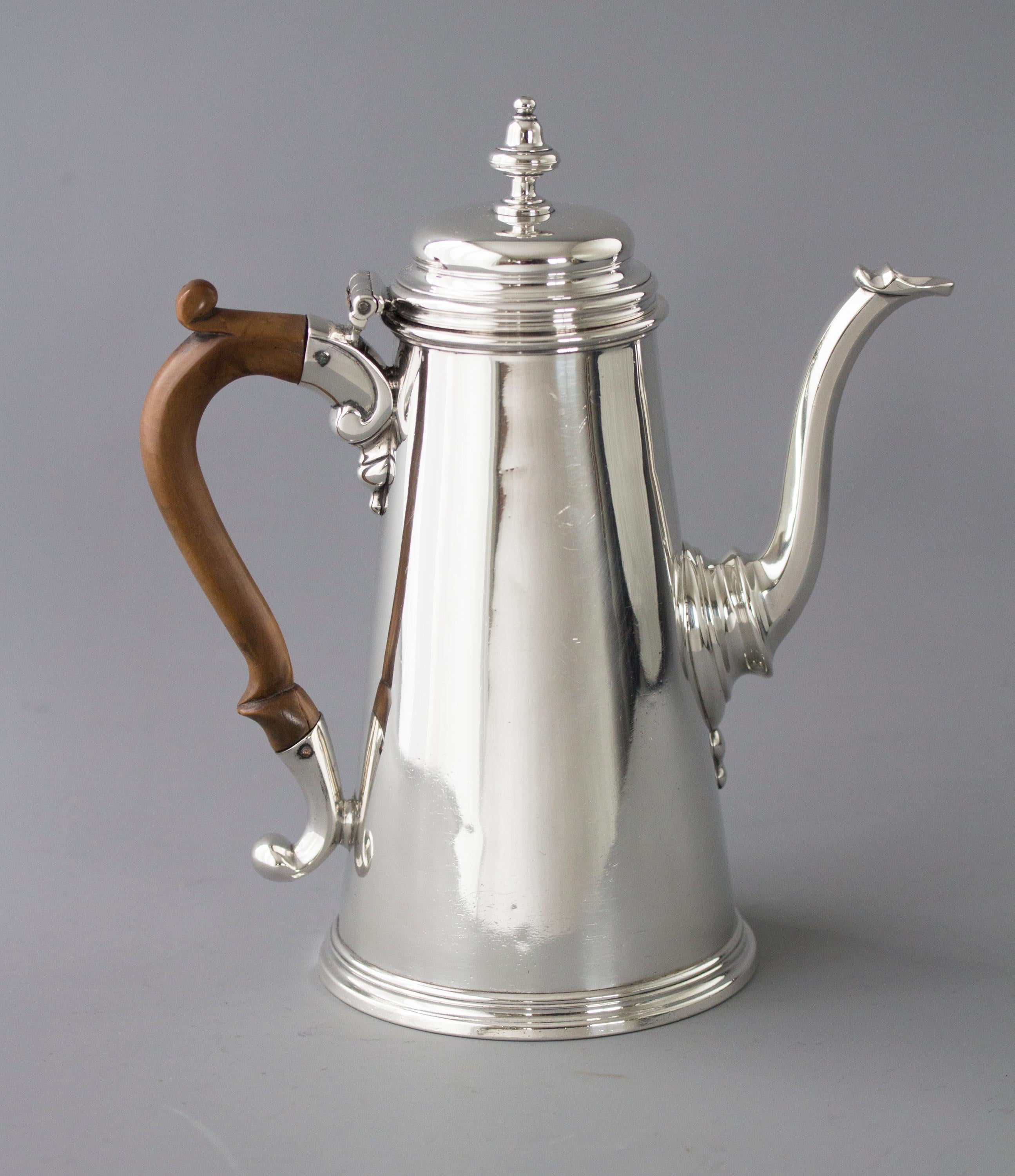 Early George II Silver Coffee Pot, London 1729 by Edward Vincent In Excellent Condition In Cornwall, GB