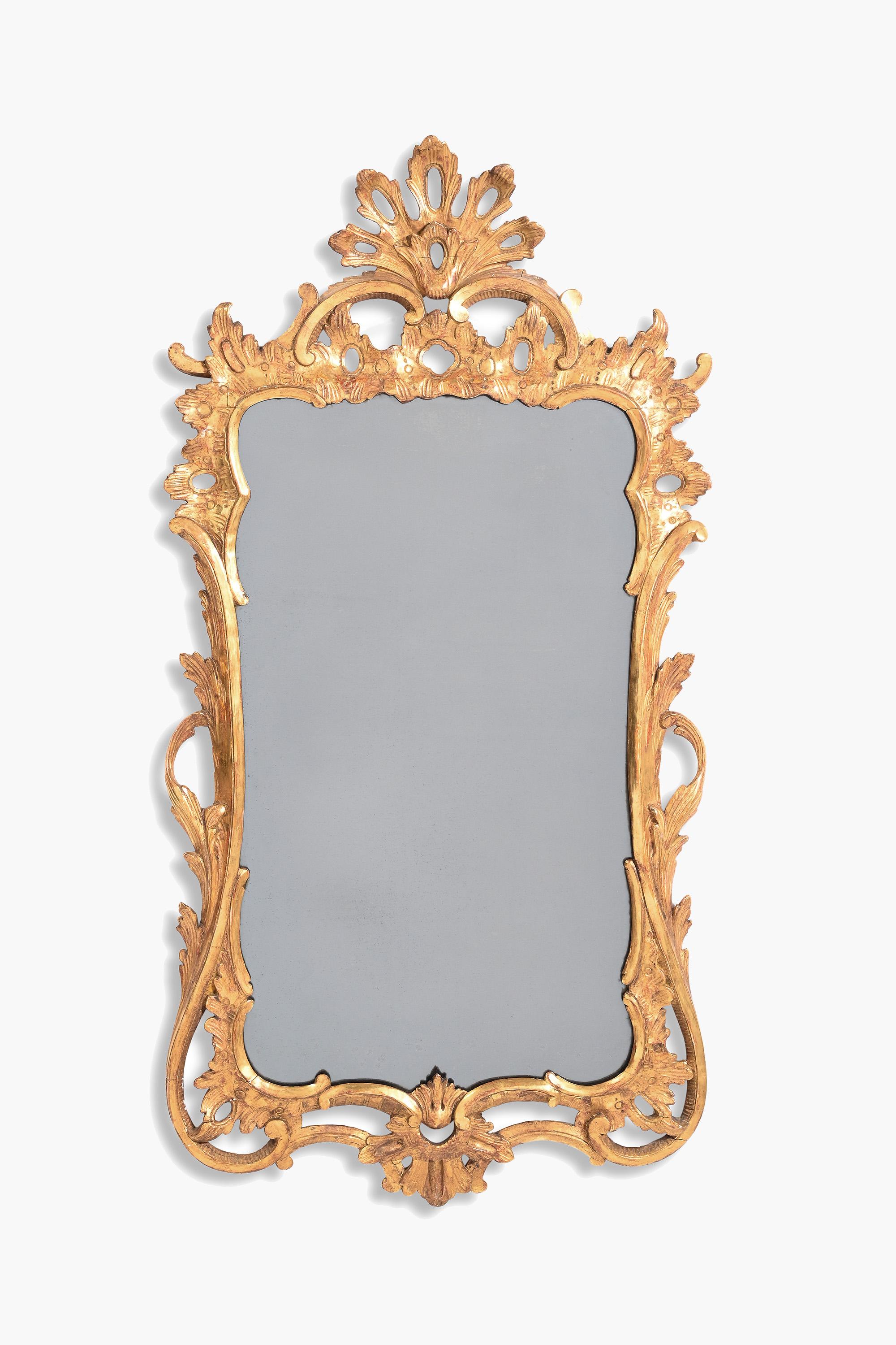Miroir en bois doré sculpté de la période Chippendale. Milieu du XVIIIe siècle, vers 1760.

Le design date de l'apogée de la mode rococo du XVIIIe siècle en Angleterre. Le cadre est surmonté d'une feuille d'acanthe, soutenue par des volutes en 
