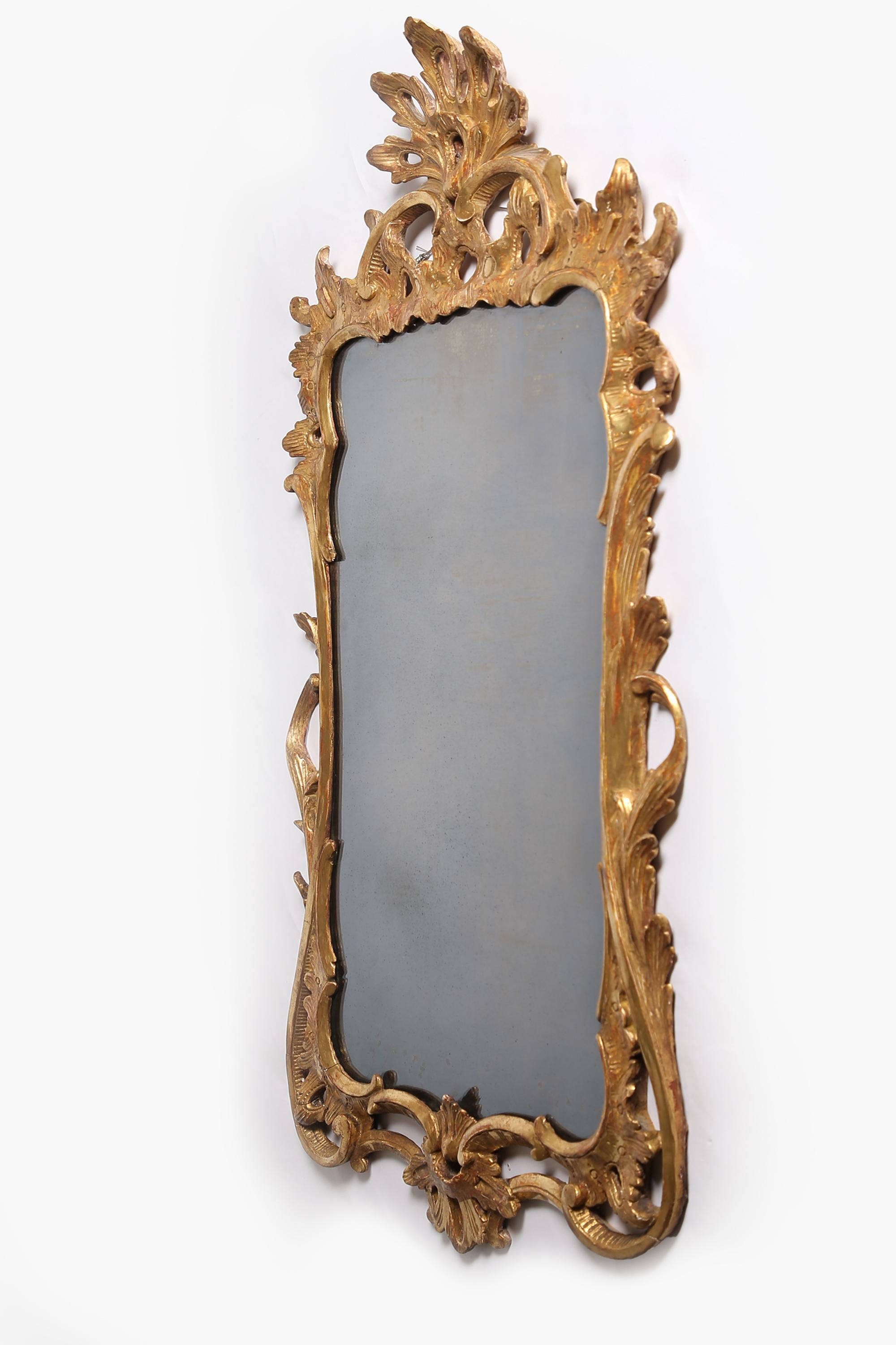 Anglais Miroir en bois doré sculpté de la période Chippendale de George III, c.1760 en vente