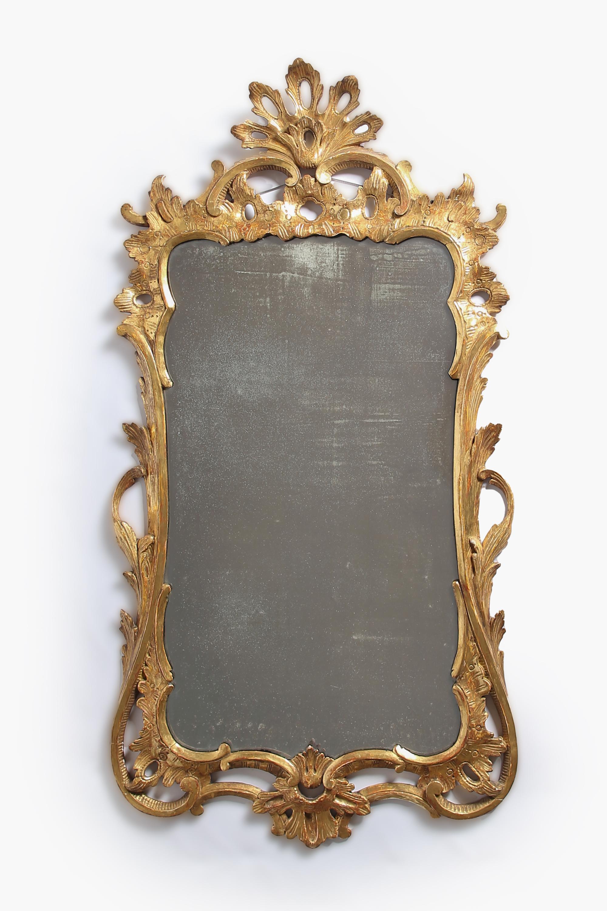 Doré Miroir en bois doré sculpté de la période Chippendale de George III, c.1760 en vente