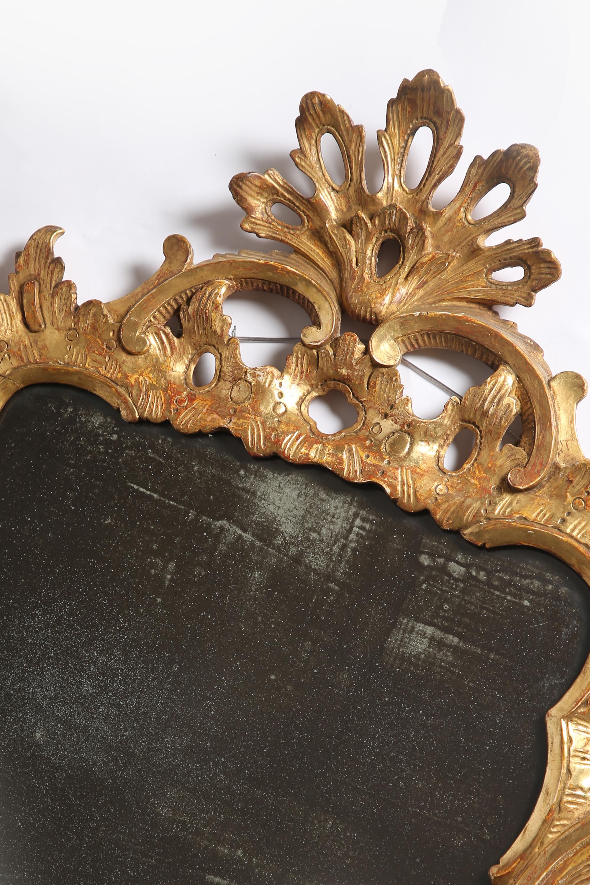Miroir en bois doré sculpté de la période Chippendale de George III, c.1760 Bon état - En vente à London, GB