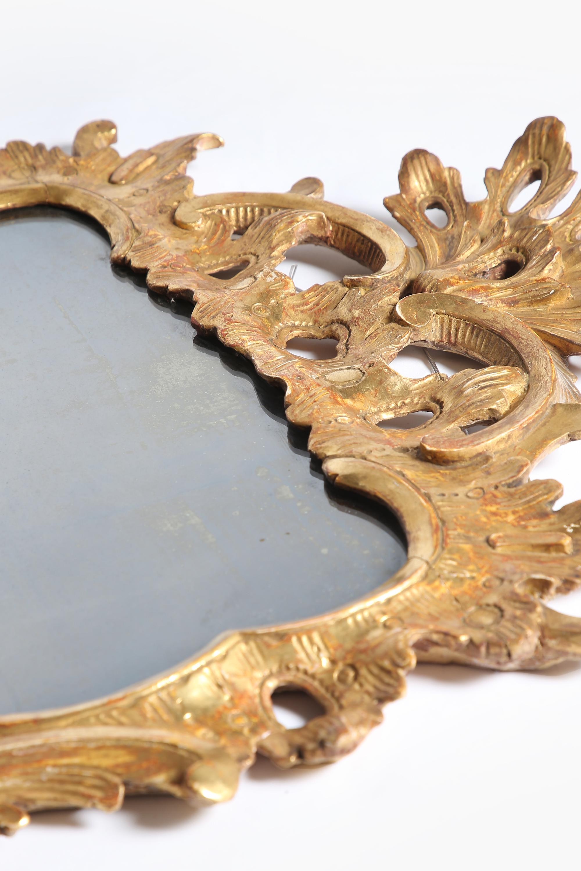 Miroir en bois doré sculpté de la période Chippendale de George III, c.1760 en vente 1