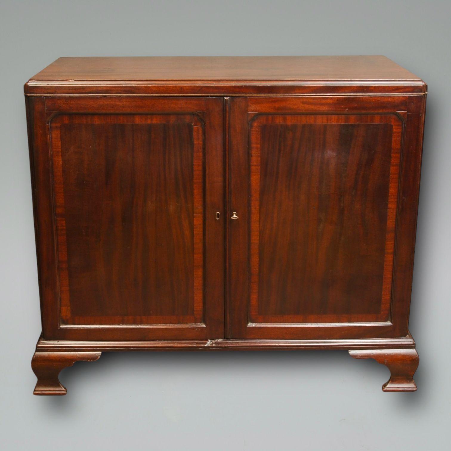 A mid 18th century mahogany dwarf linen press with a caddy top and cross banded doors. Original brass carrying handles to the sides and three tills to the fitted interior, very useful for a drinks cabinet!
Good colour and patina. Circa 1760