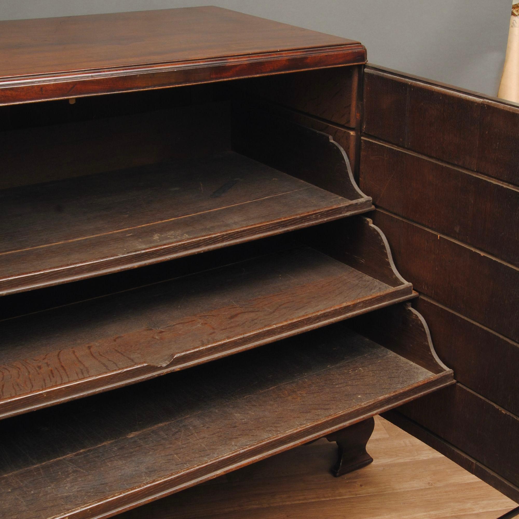 Early George III Mahogany Low Linen Press In Good Condition For Sale In Lincolnshire, GB