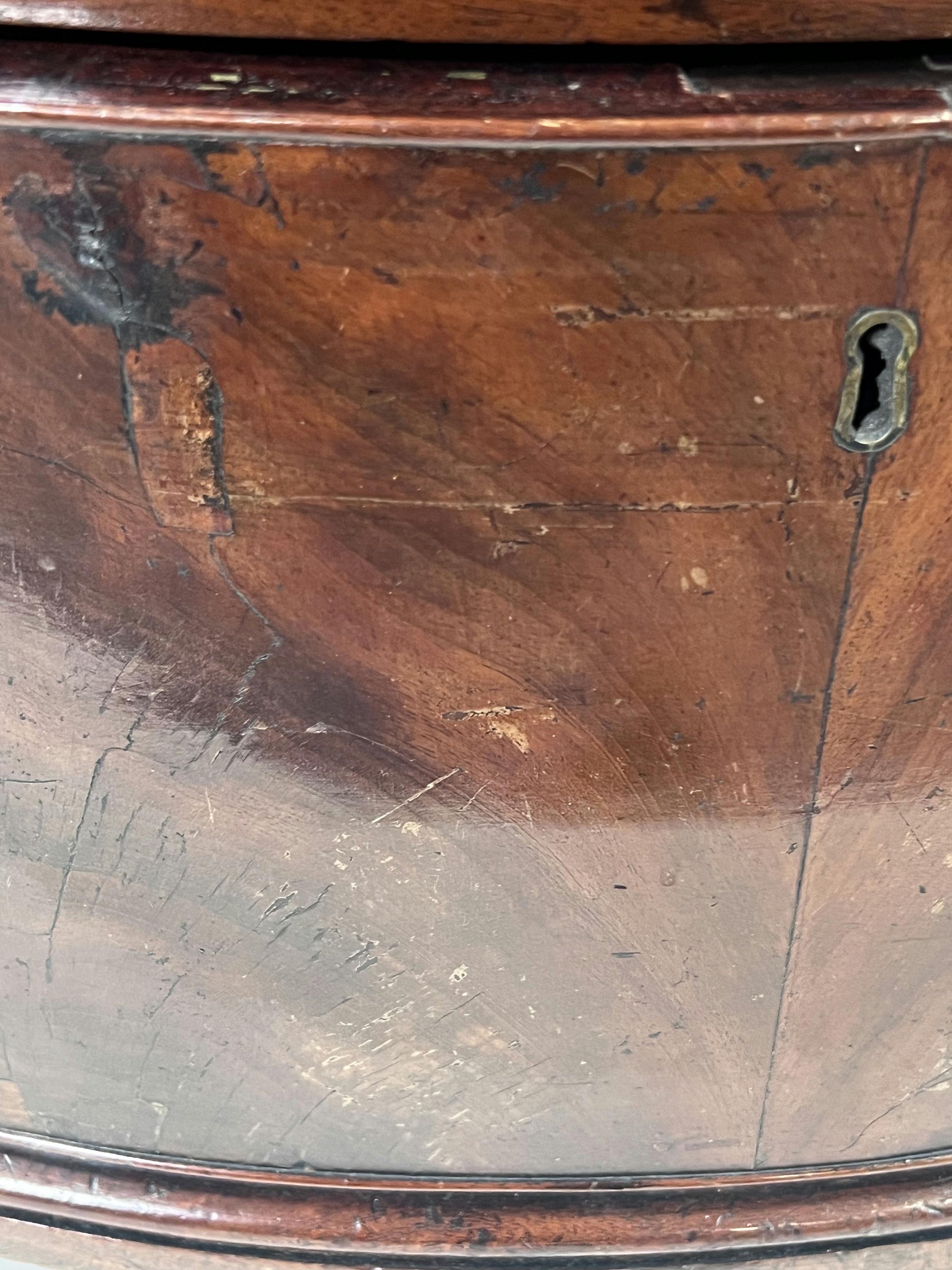 Cassapanca da scapolo a serpentina del primo Giorgio III in mogano con scivolo a spazzola in vendita 6