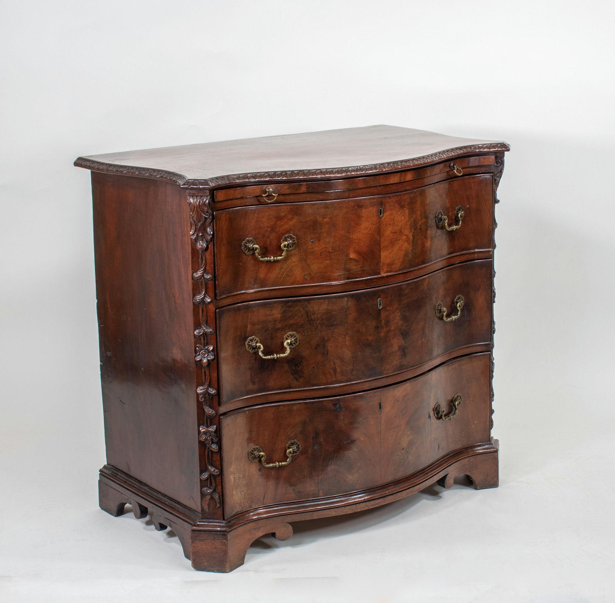 Il design di George III, che prende il nome dal monarca inglese, è caratterizzato da linee pulite e legno di alta qualità. Questa cassapanca del 1760 circa è realizzata interamente in mogano e presenta tre cassetti graduati rivestiti in pino bianco.
