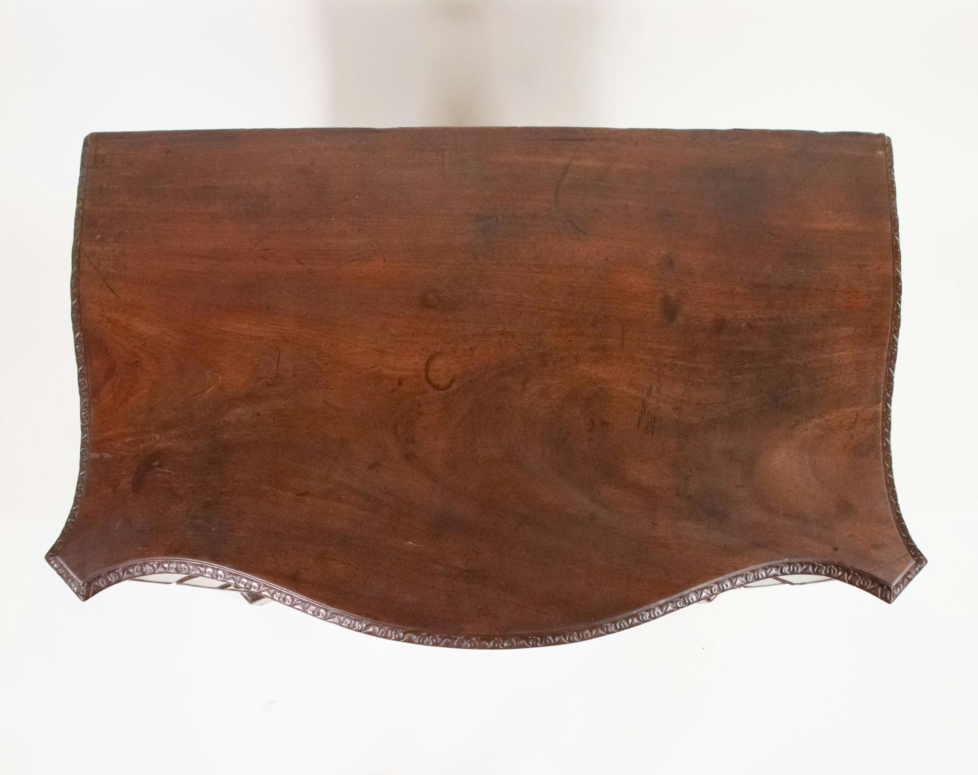Cassapanca da scapolo a serpentina del primo Giorgio III in mogano con scivolo a spazzola in vendita 1