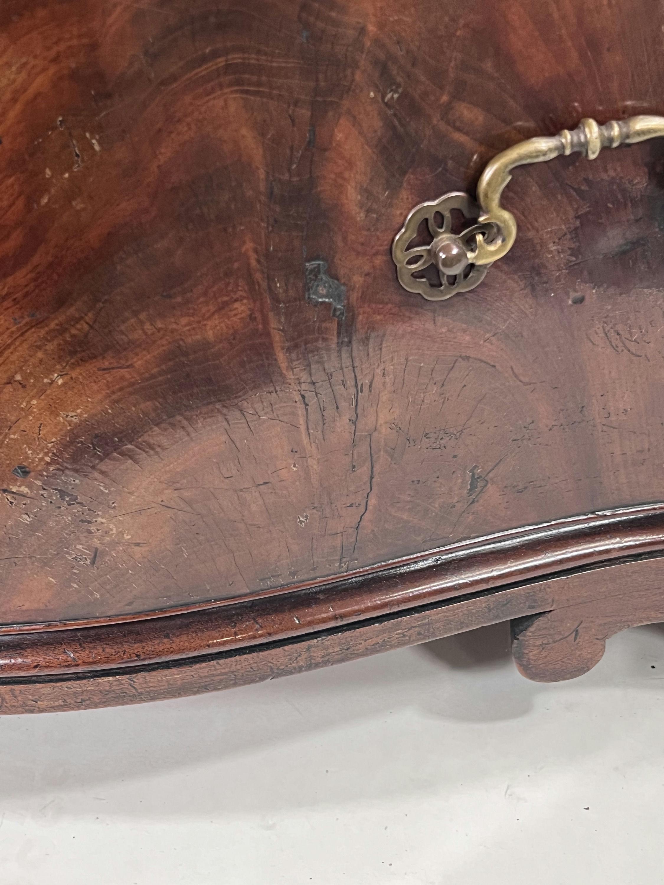 Cassapanca da scapolo a serpentina del primo Giorgio III in mogano con scivolo a spazzola in vendita 3