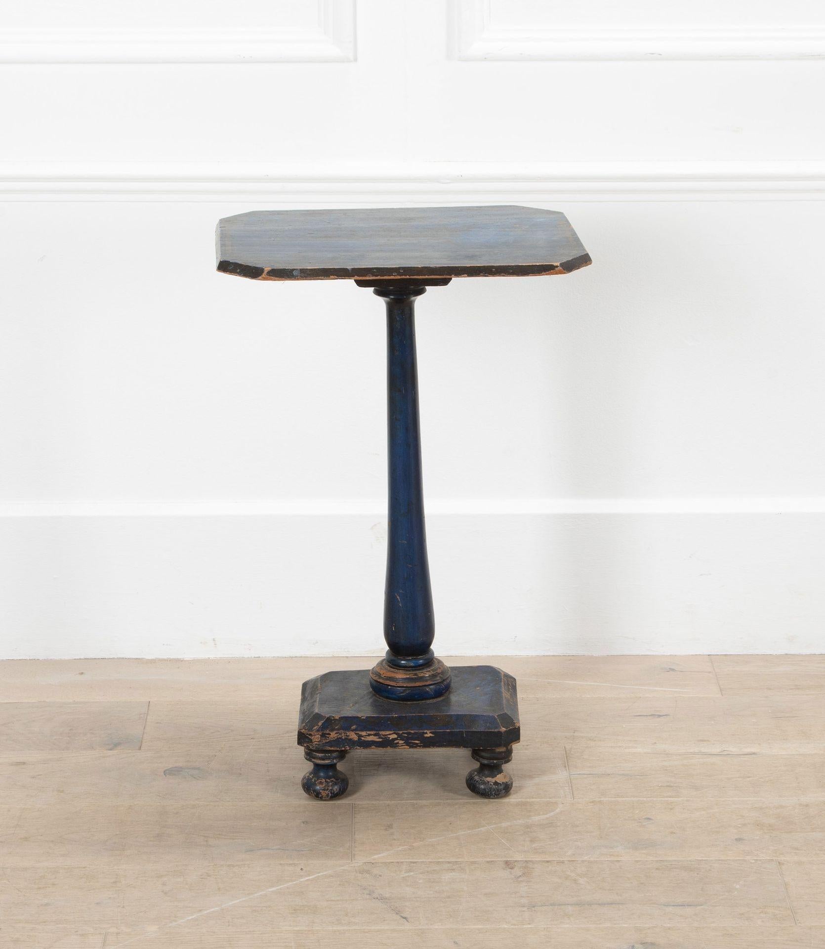 Ein seltener englischer blau-grundiger Chinoiserie-Sockeltisch.
Obwohl der Tisch nur noch schwache Reste des ursprünglichen Dekors aufweist, ist der atemberaubende blaue Lack noch immer lebendig und auffällig.
Circa 1760.