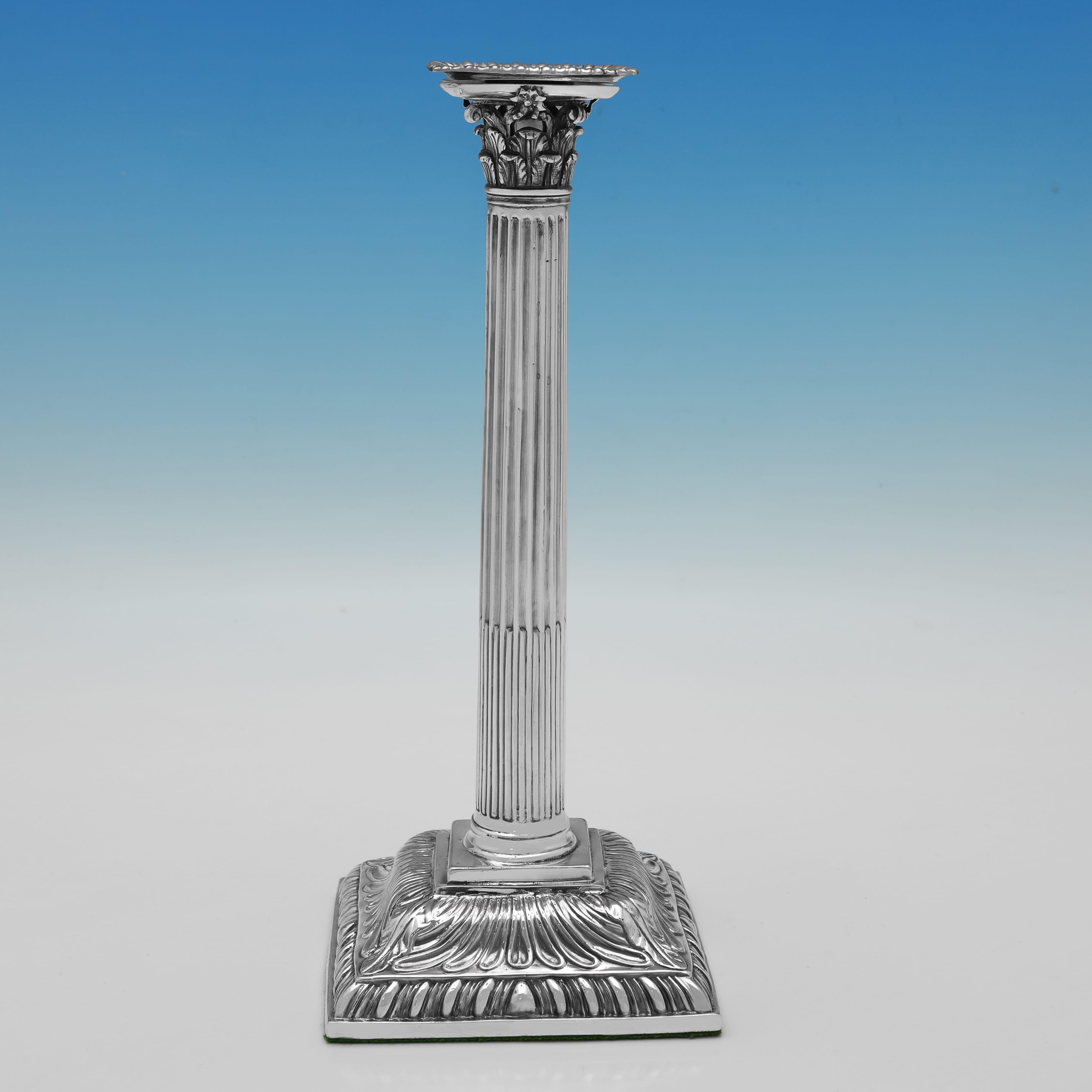Con marchio a Londra nel 1763 da Emick Romer, questa attraente coppia di candelabri antichi in argento sterling del periodo di Giorgio III presenta colonne corinzie e basi ornate con scanalature incassate, angoli con foglie d'acanto e bordi in