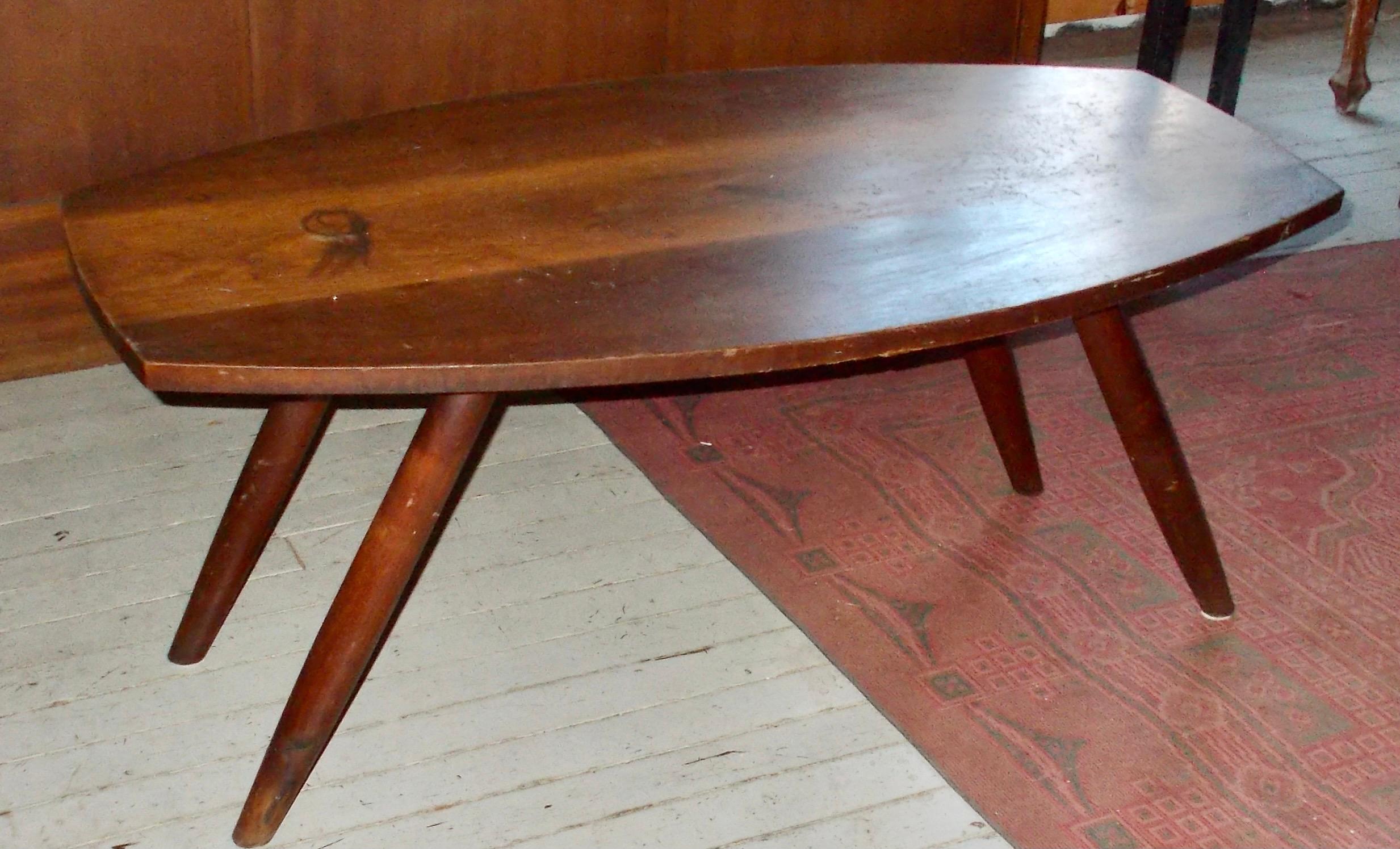 Ein früher Nakashima-Tisch mit gedrechselten Beinen aus den späten 40er/frühen 50er Jahren, unberührt und mit Originallackierung. Die typischen gebogenen Beine mit rundem Querschnitt sind sehr geschickt und sicher am Boden befestigt. Unmarkiert.