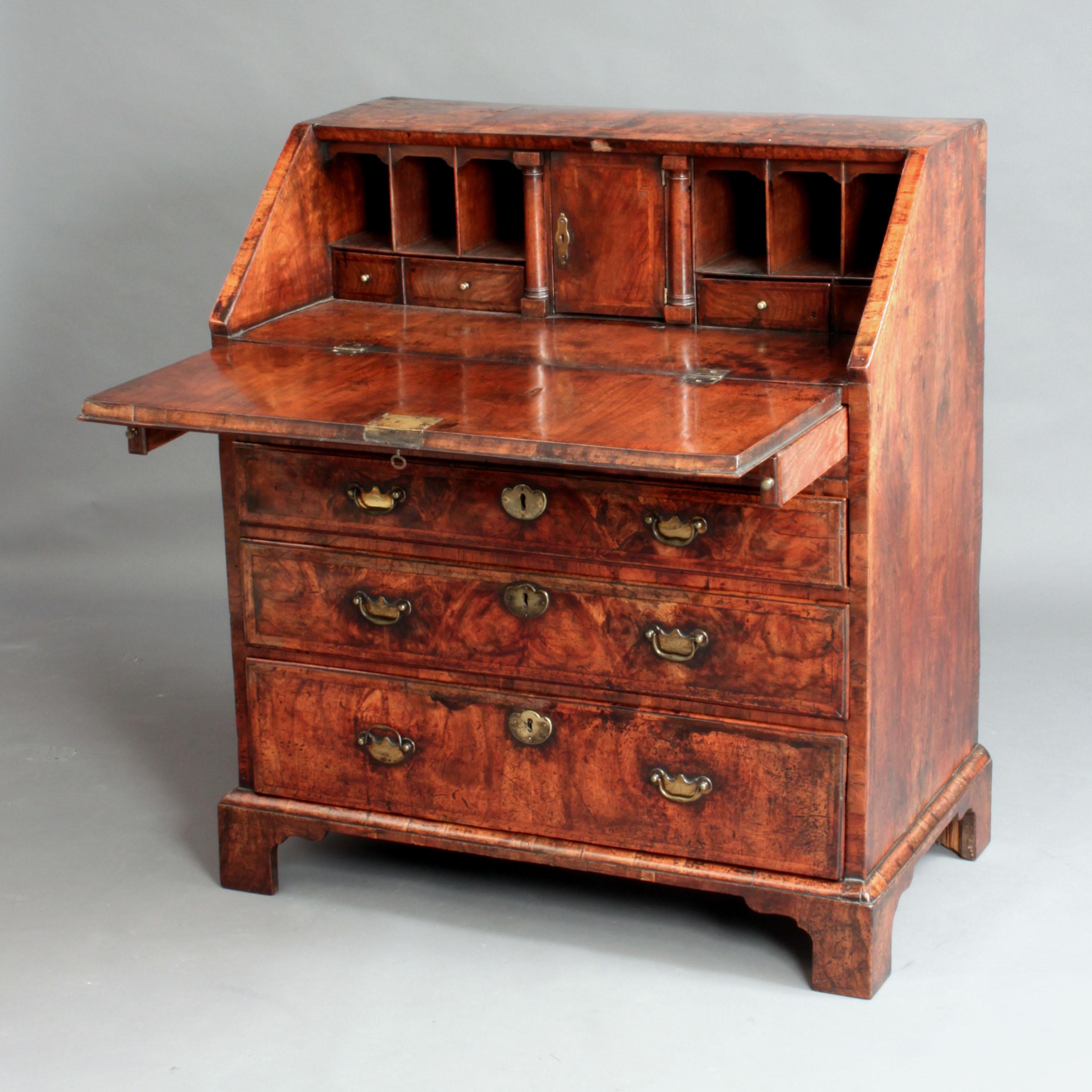 Antico ufficio di presidenza in legno di noce George I+I
Piccolo scrittoio in noce impiallacciato dei primi del Settecento, dal colore e dalla patina originale particolarmente belli; maniglie e piedi a staffa originali in ottone; il piano, il
