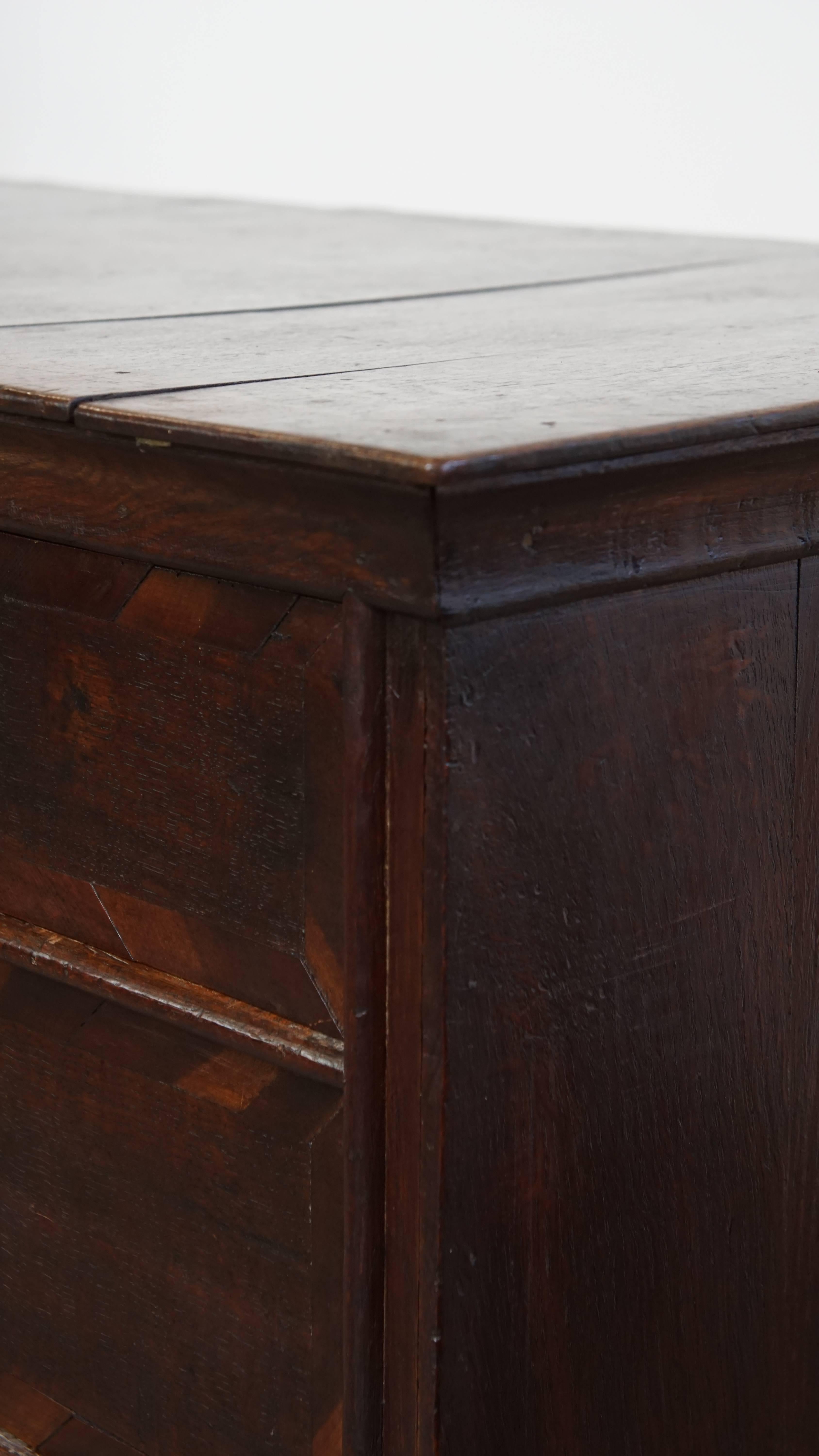 Early Georgian English Antique Oak Chest of Drawers For Sale 5