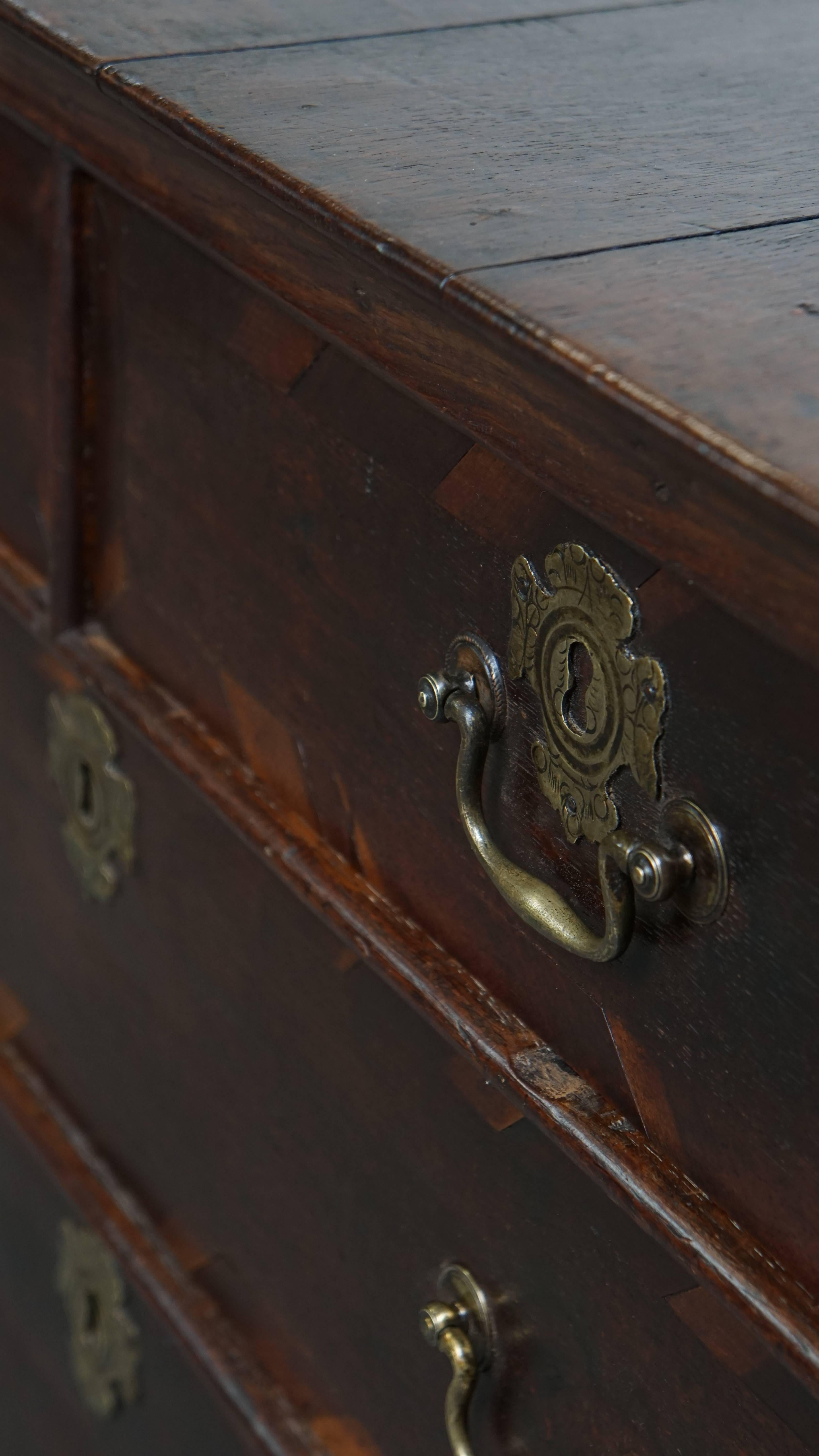 Early Georgian English Antique Oak Chest of Drawers For Sale 6