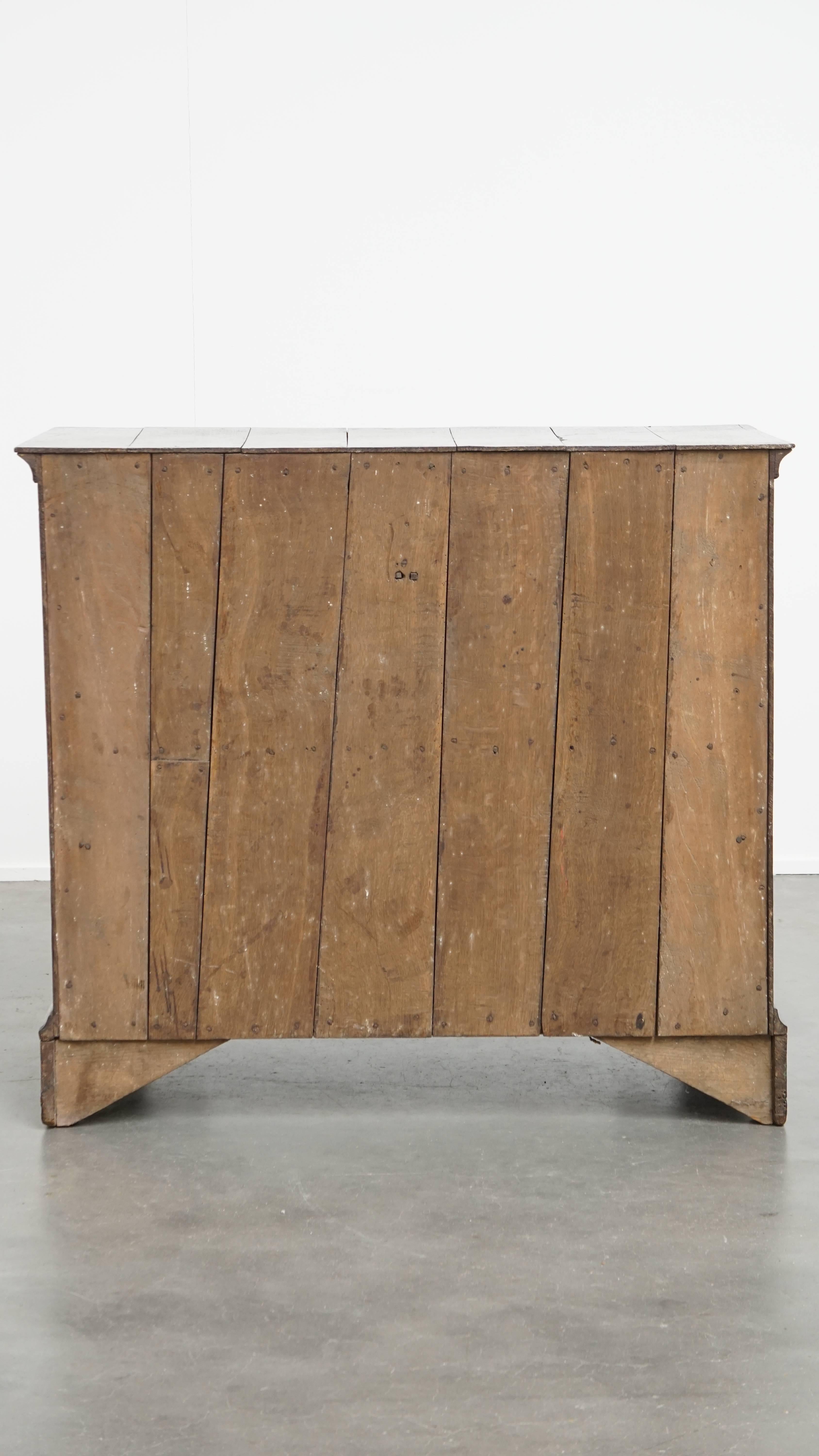 Hand-Crafted Early Georgian English Antique Oak Chest of Drawers For Sale