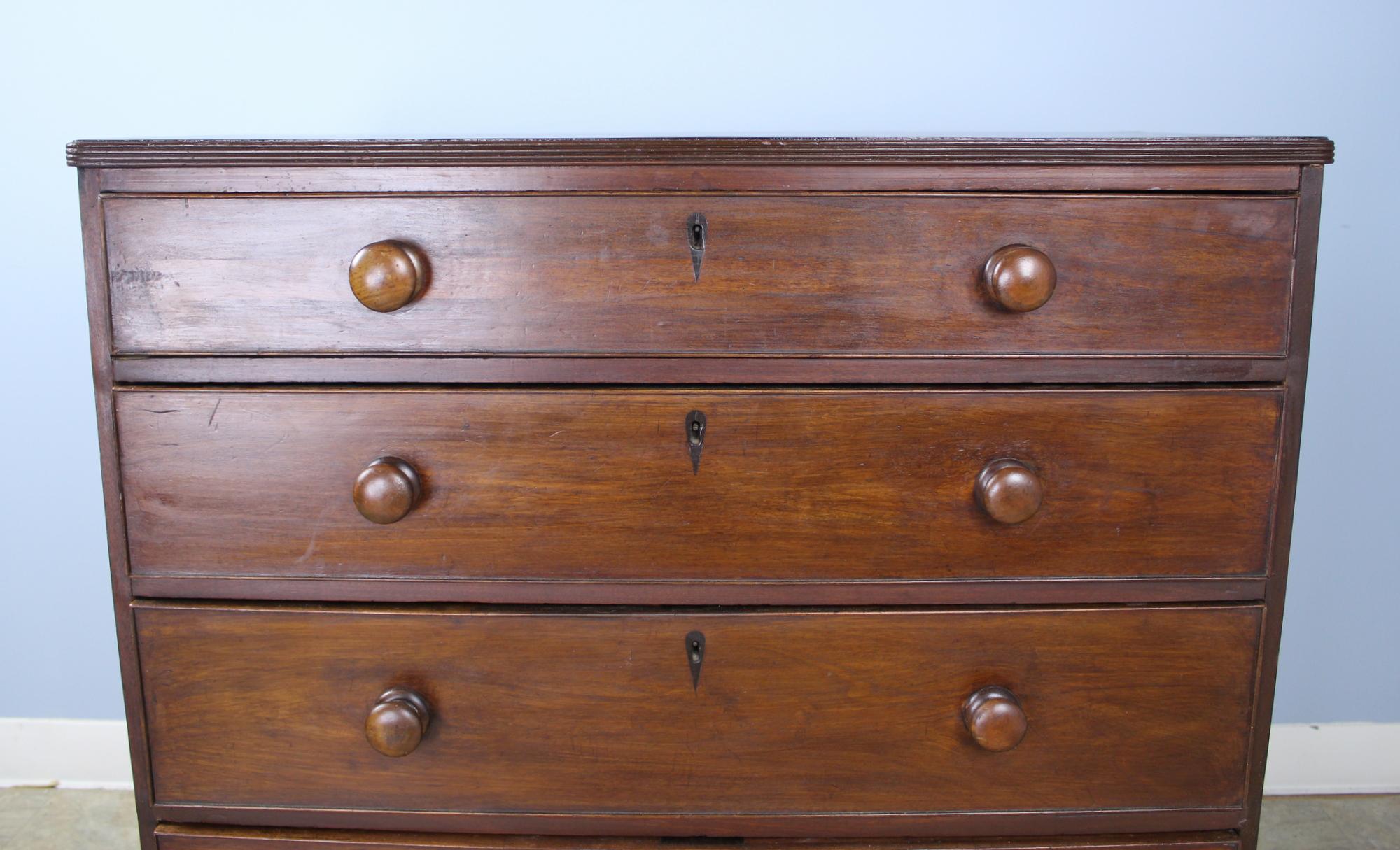 Early Georgian Mahogany Chest of Drawers, Ebony Inlay In Good Condition In Port Chester, NY