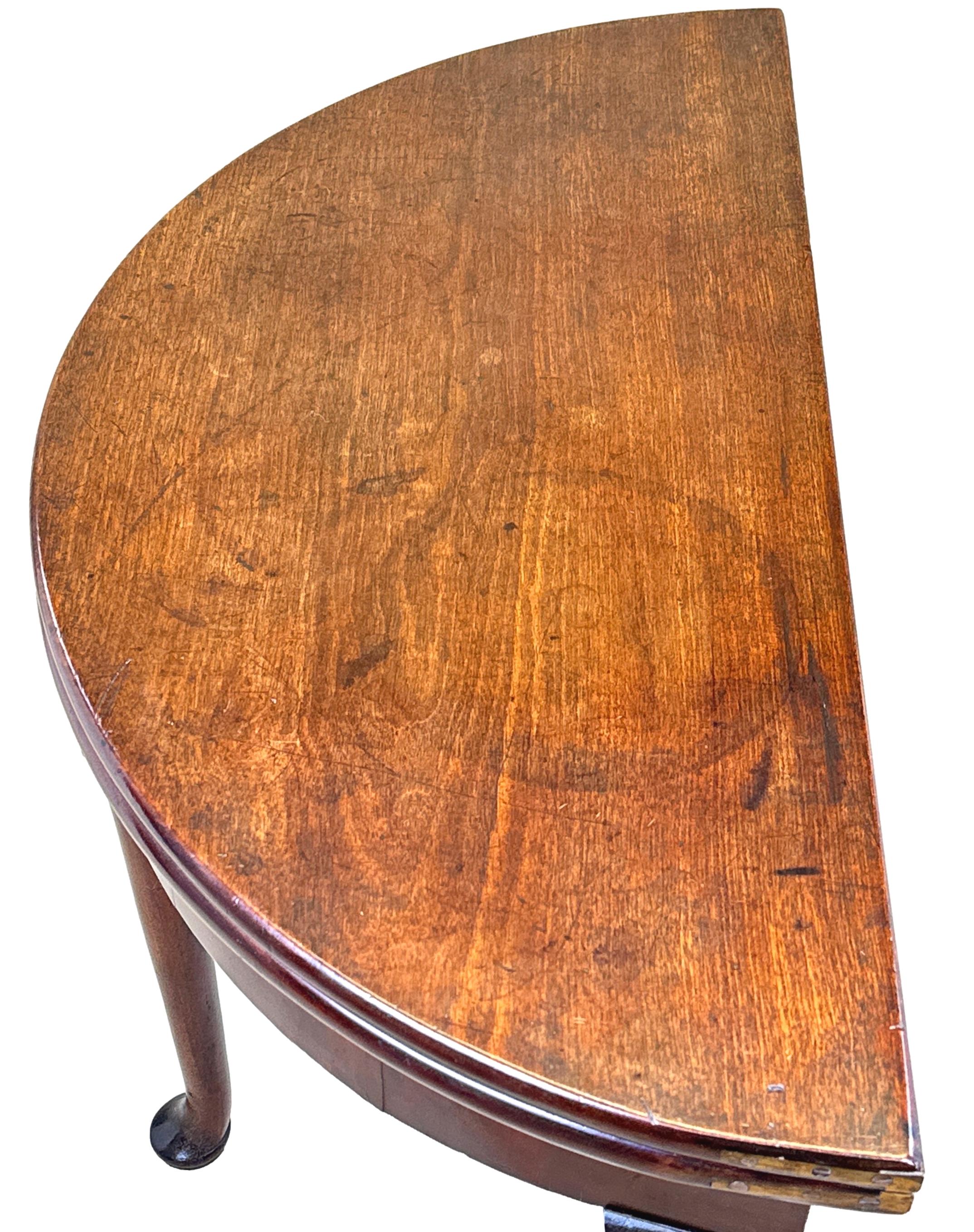 Table à thé Demi Lune en acajou de très bonne qualité, datant du début du XVIIIe siècle, d'époque George II, d'une couleur et d'une patine intactes exceptionnelles, avec un plateau rabattable bien figuré, renfermant un compartiment de rangement,