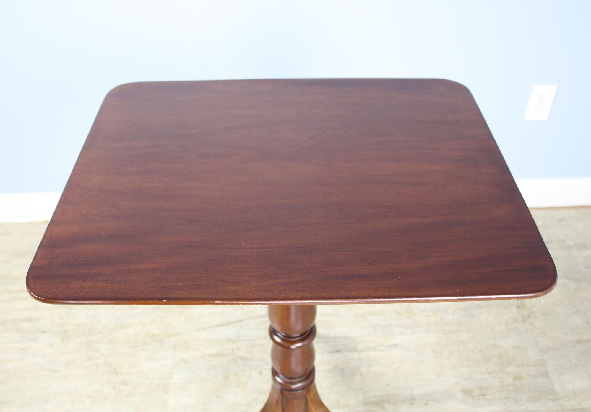 Early Georgian Mahogany Tilt-Top Pedestal Table In Good Condition In Port Chester, NY