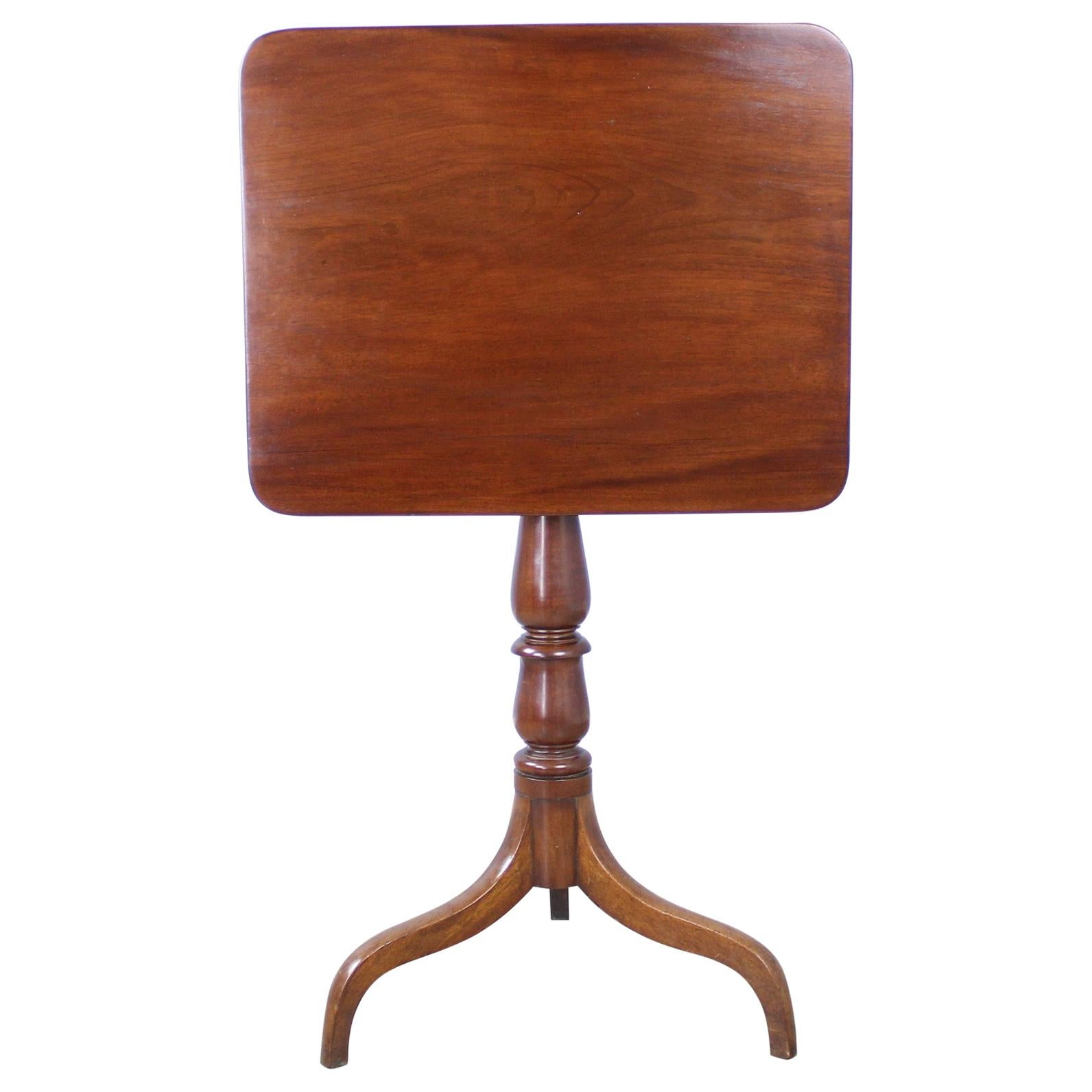 Guéridon en acajou du début de l
époque géorgienne à plateau basculant en vente