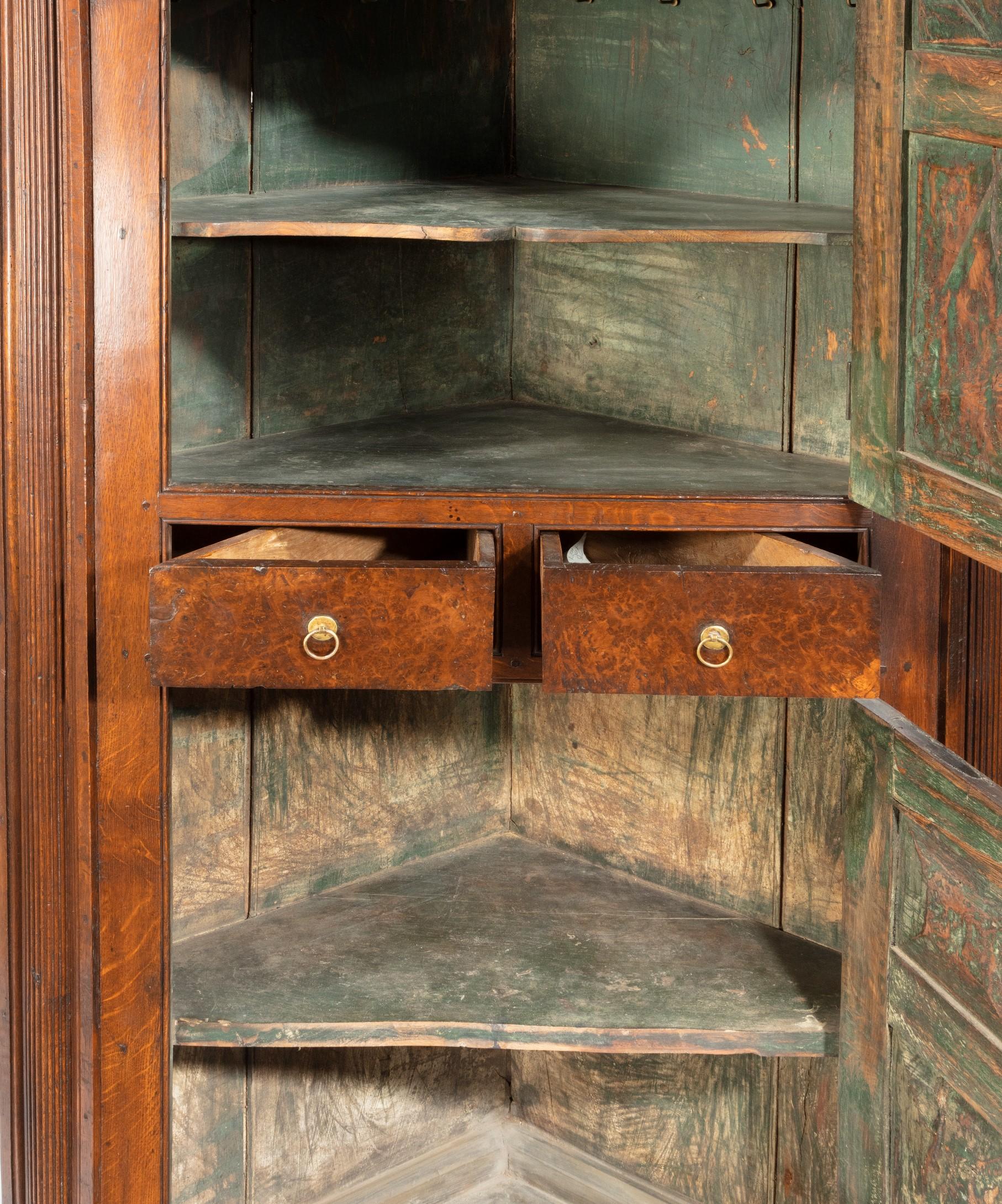 Early Georgian Oak and Burr Yew Standing Corner Cupboard In Good Condition For Sale In London, GB
