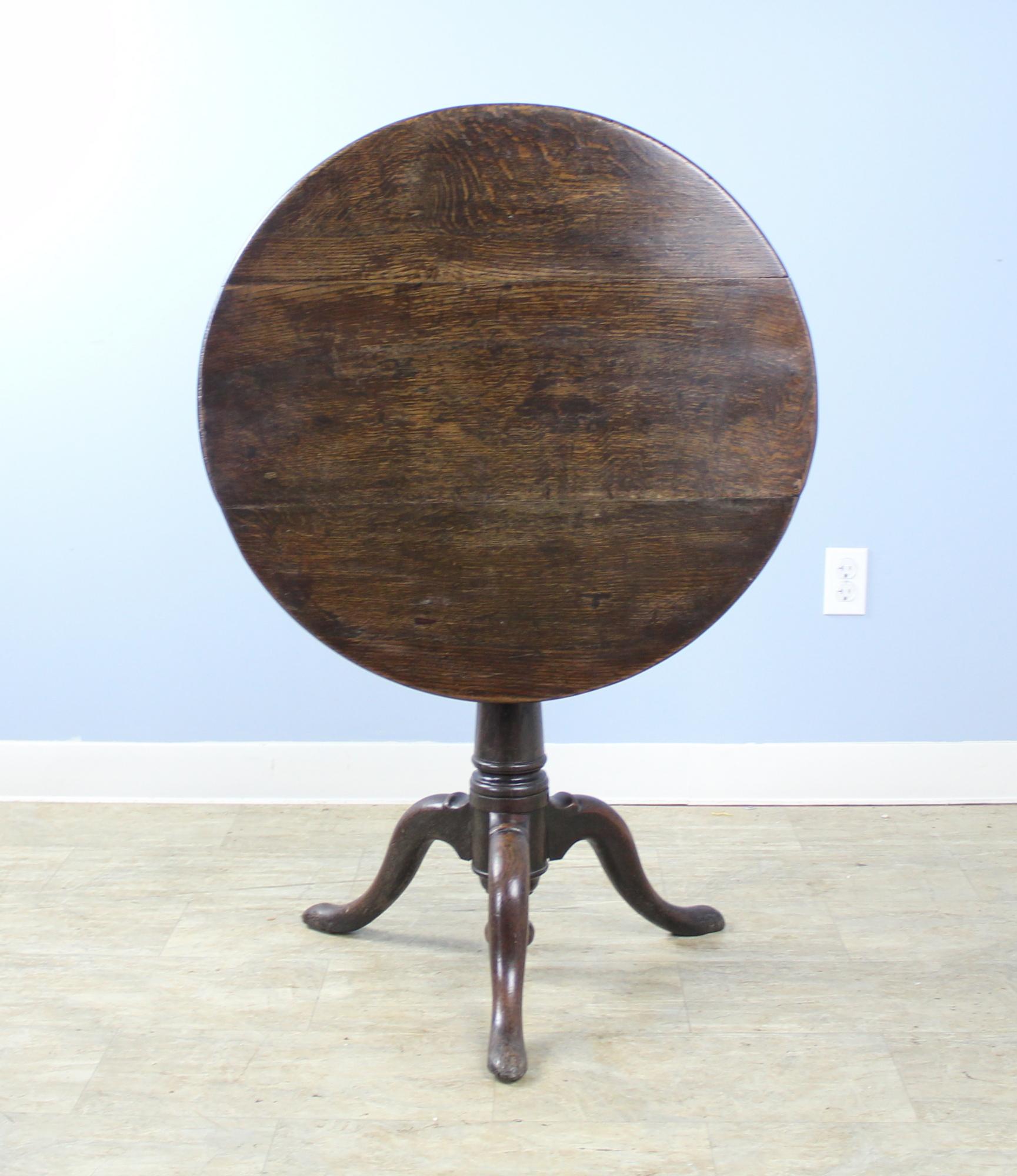 Here is a Classic very early period oak Georgian tilt-top pedestal table, in lovely rich oak. Simple birdcage mechanism and very shapely. Excellent for a side table or end table, also it is a very good height for a lamp table. Color, grain and