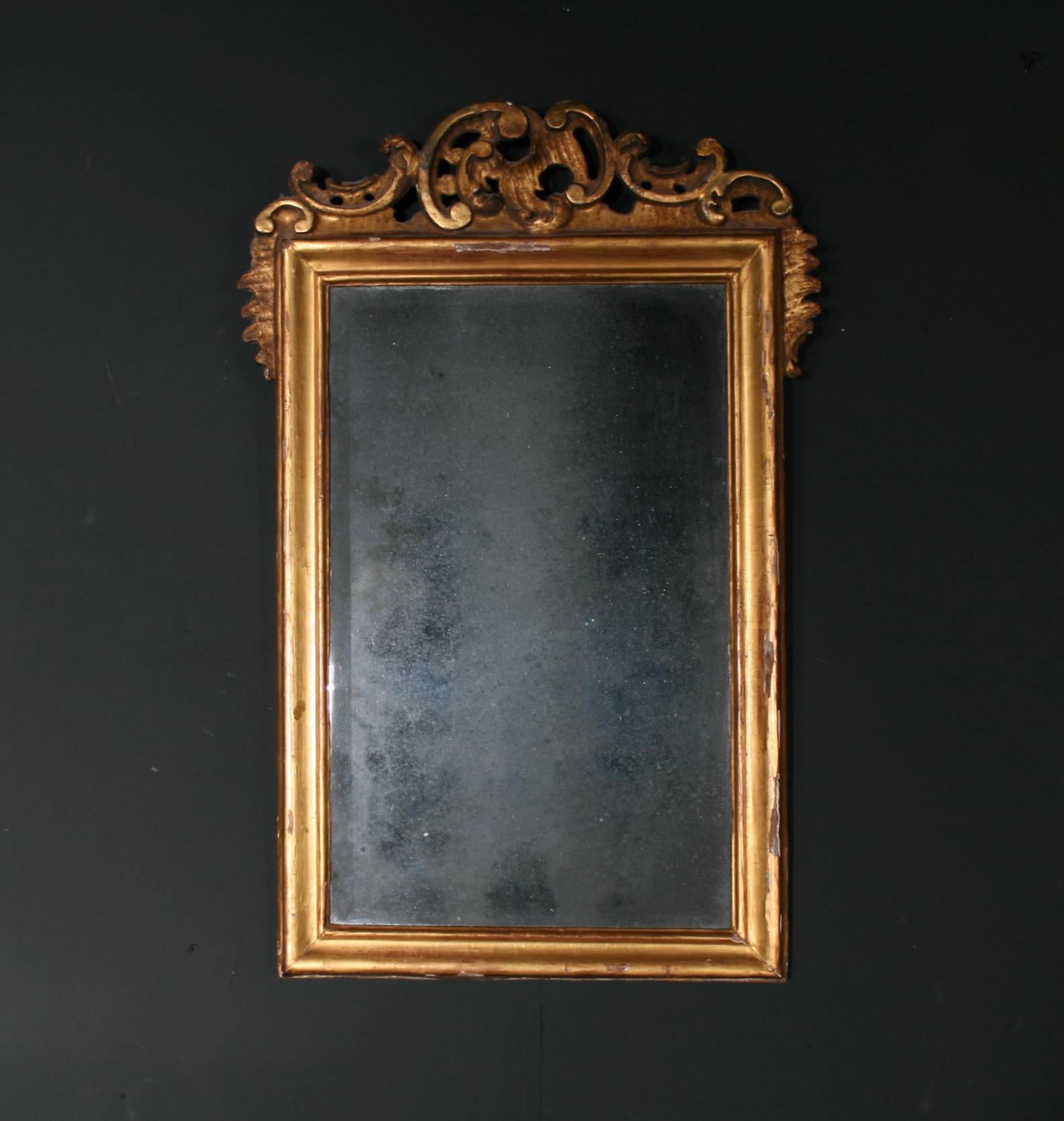 Giorgio III Early Georgian Wall Mirror with original Mercury Plate in vendita