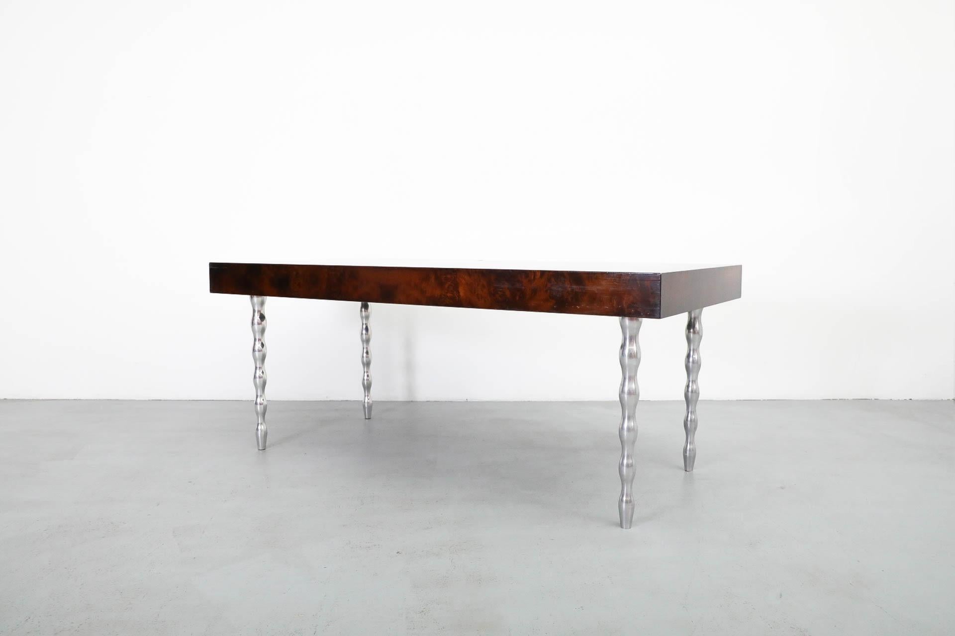 Escritorio antiguo Gerard Van Den Berg para Montis de madera burilada con patas de aluminio fundido en venta 2